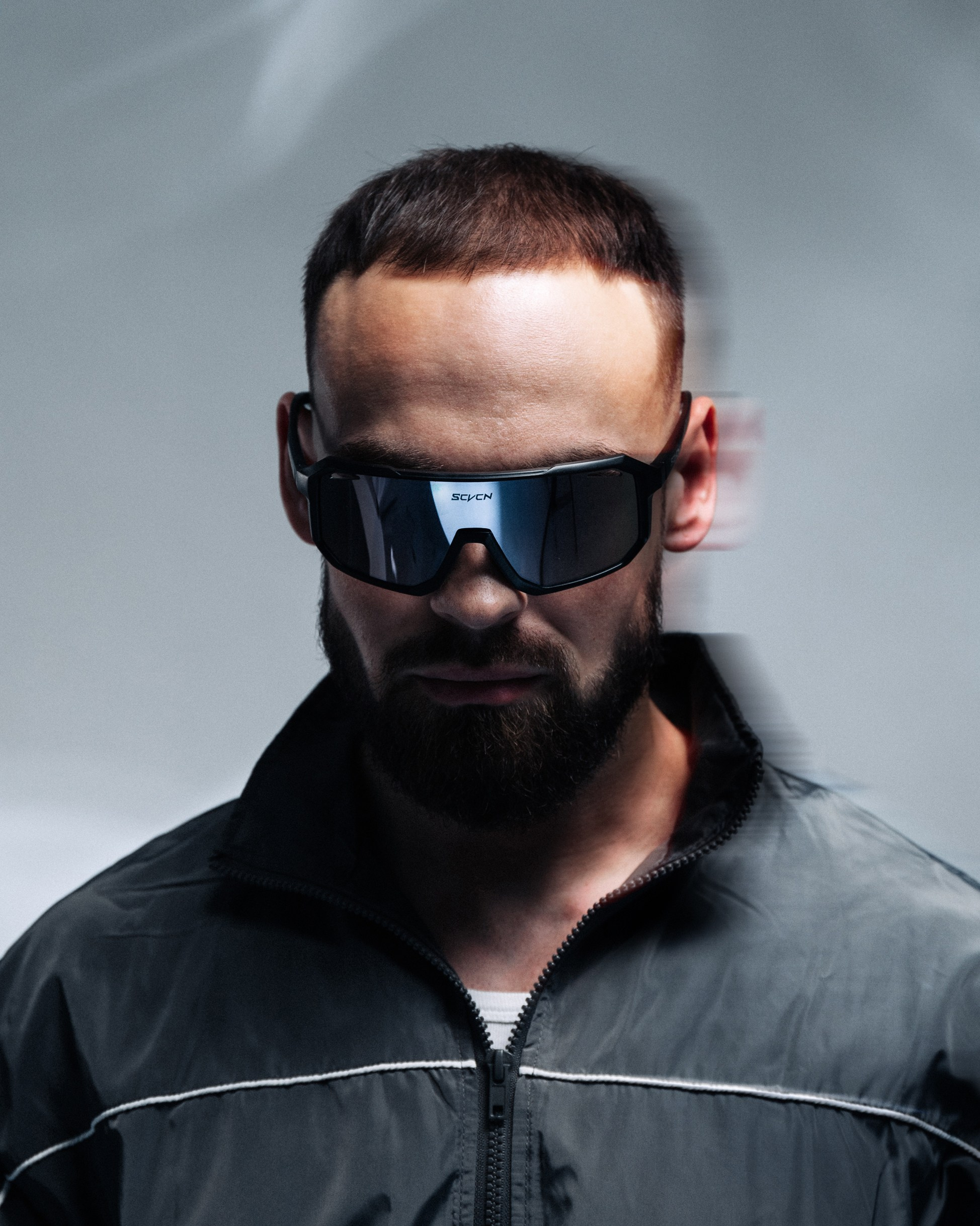 Мужской портрет в стиле фешн, спортивное телосложение