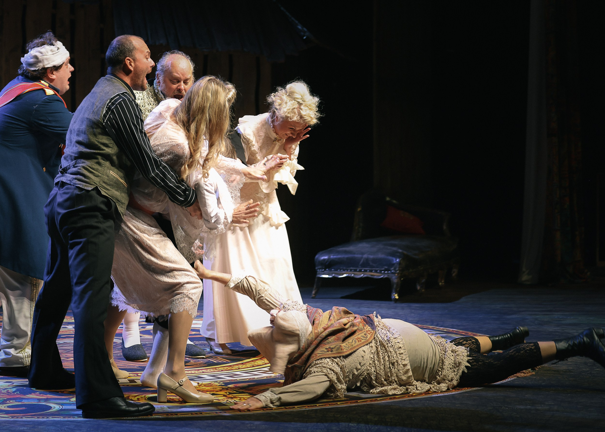 Весёлая женщина. Театр Эрмитаж. Репортажный, архитектурный, театральный и файн-арт фотограф Лена Мельникова в Москве