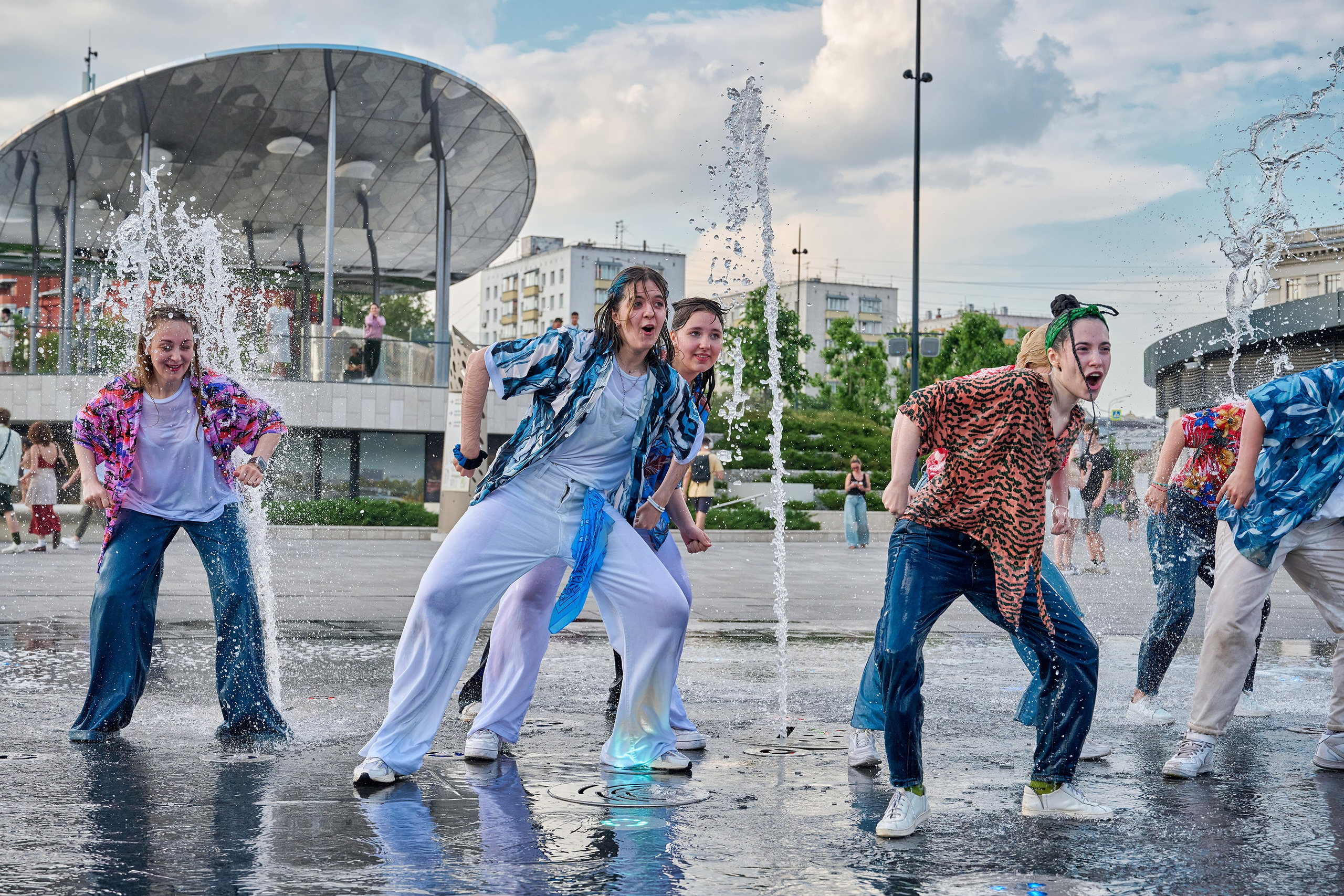 Москва, у Павелецкого вокзала, мокрые танцы в фонтане