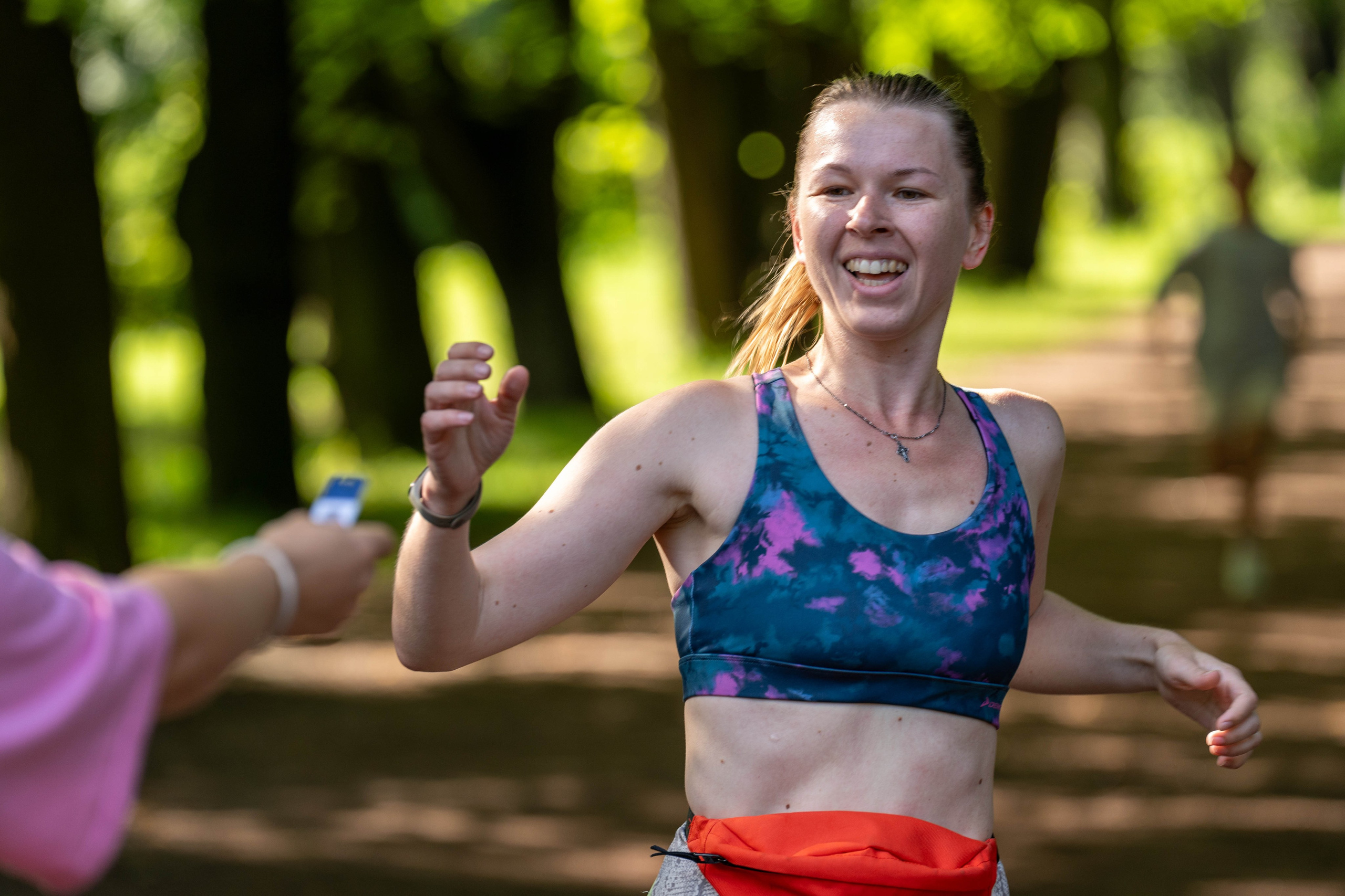 Улыбающаяся бегунья на забеге «5 вёрст» в Московском парке Победы