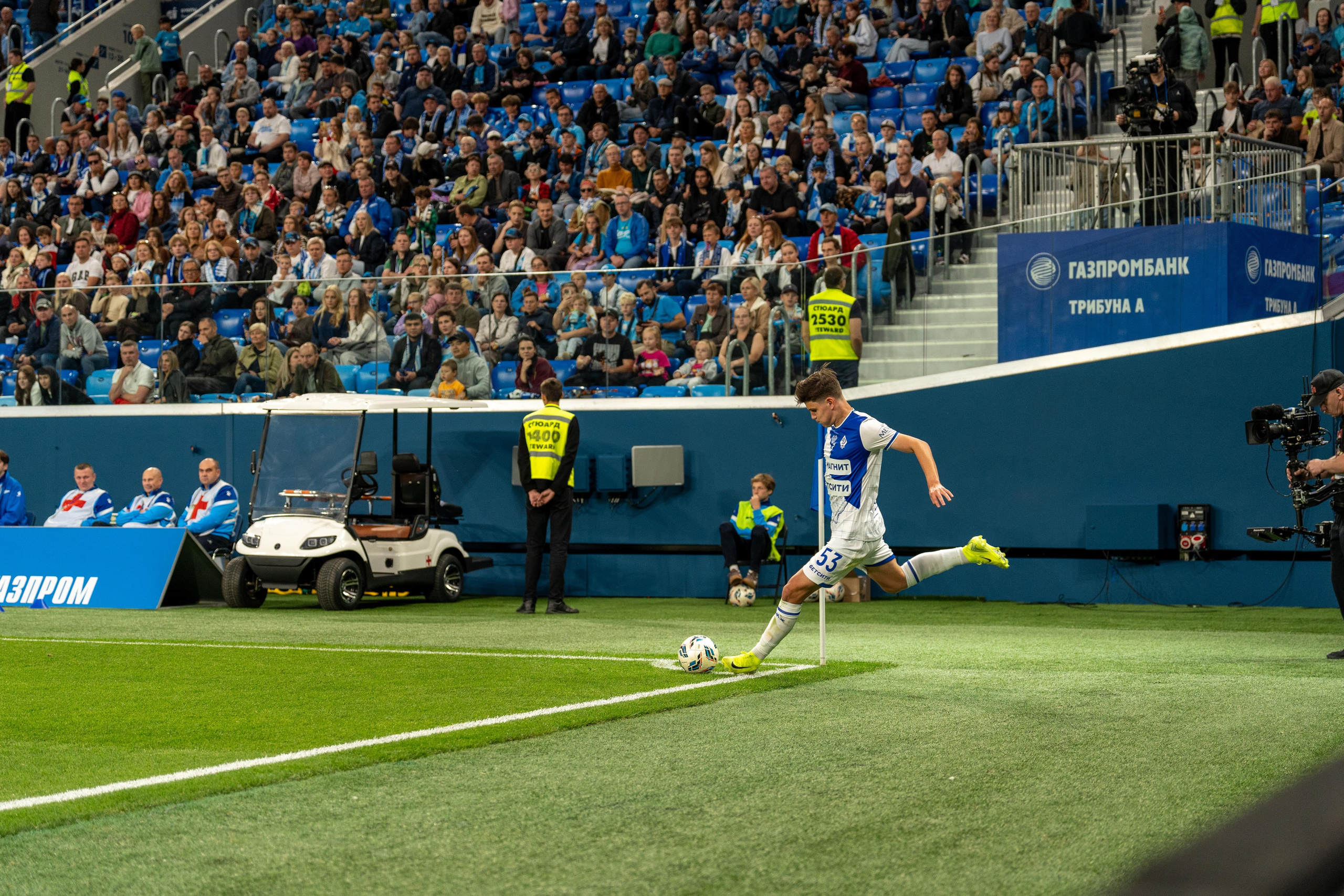 Угловой удар футболиста Динамо на Газпром Арене, спортивный фотограф Санкт-Петербург