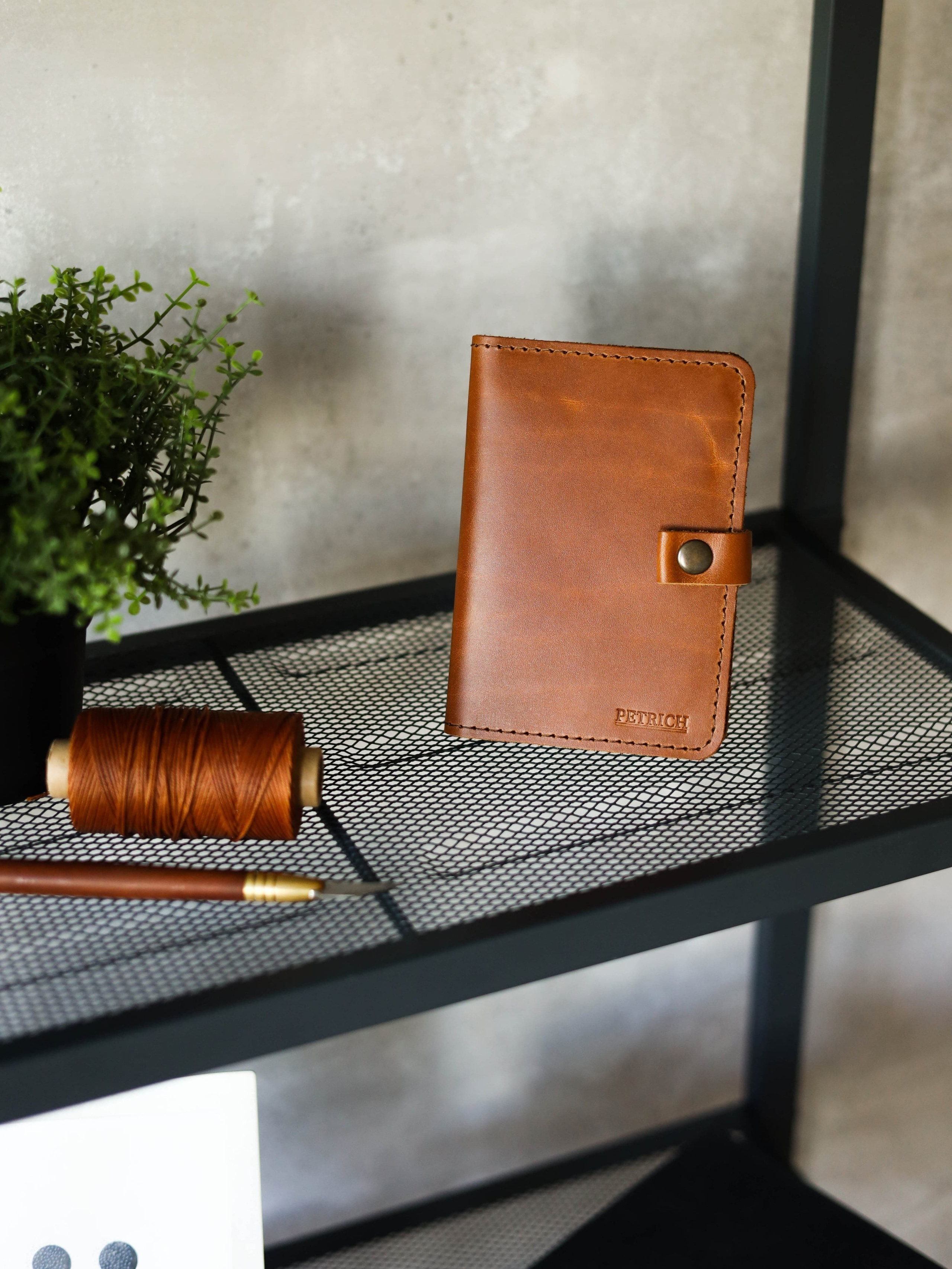 Предметная съемка аксессуара в обстановке с контрастными текстурами.