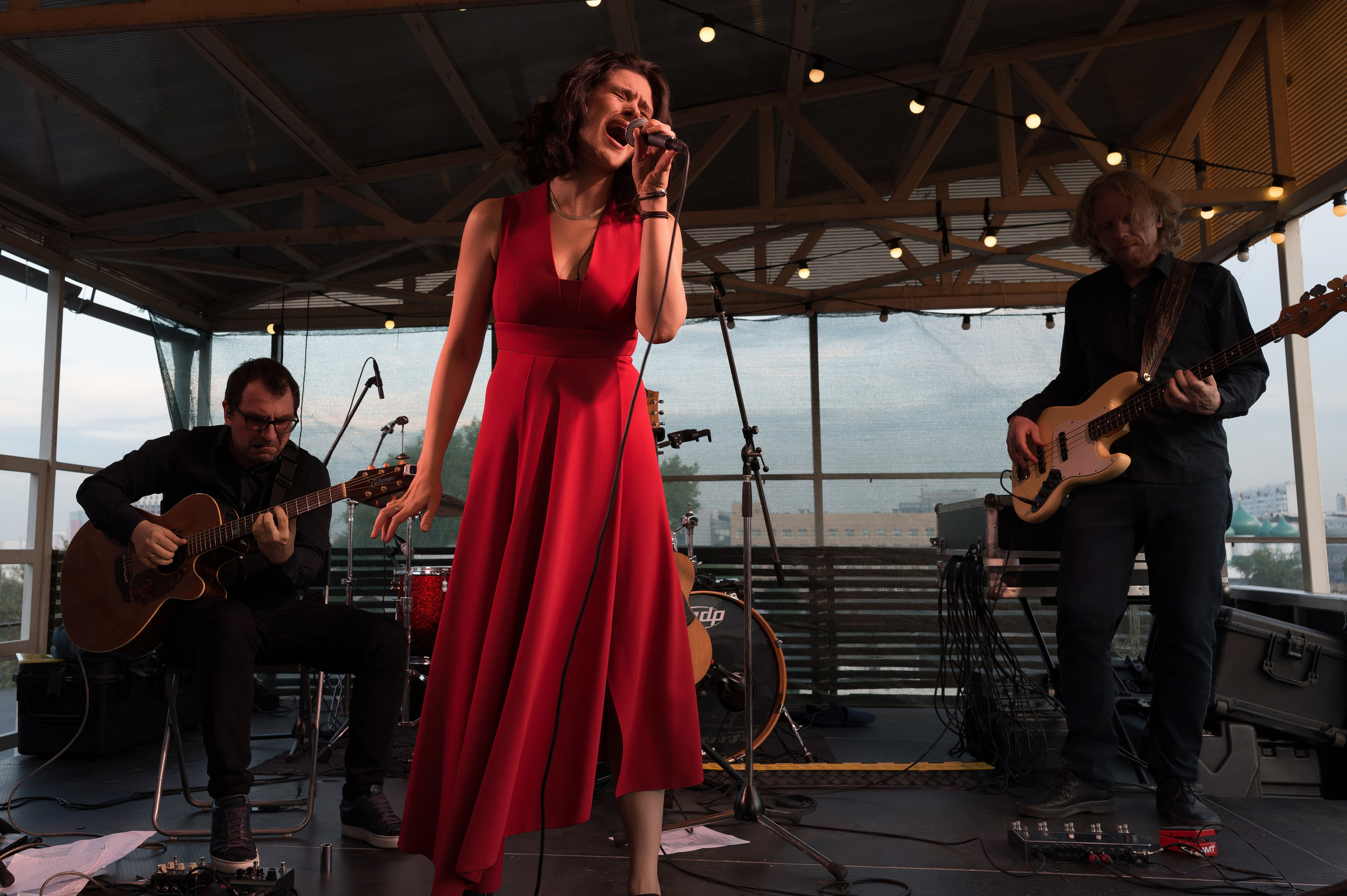 Женя Любич — летний концерт в Москве на крыше 6 июня 2024 года. Сайт фотографа Сергея Абрамова