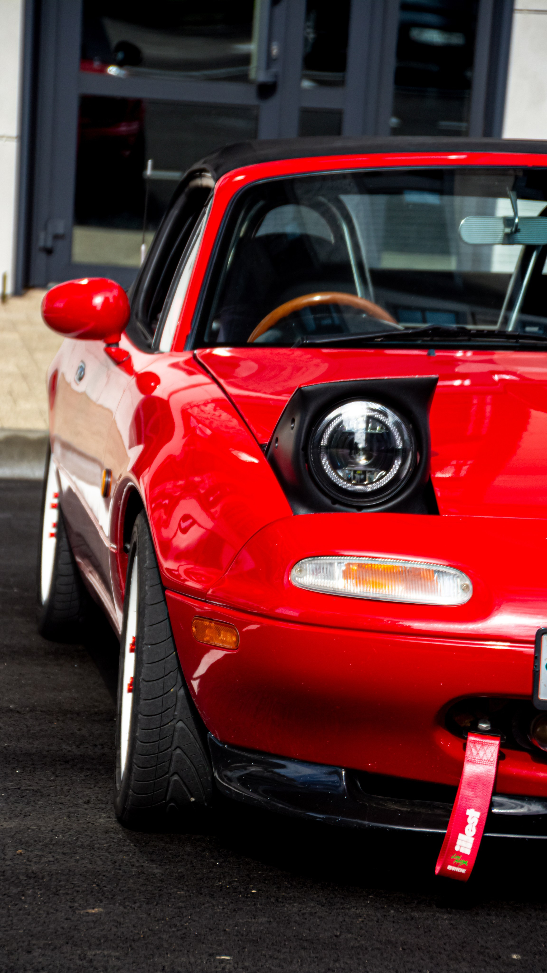 Фото Mazda MX-5 Miata (Eunos Roadster) NA: красный родстер