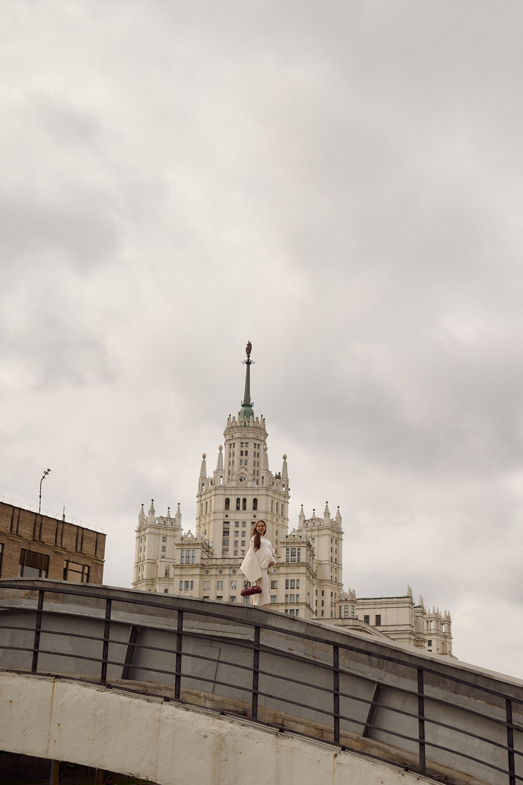 Оля на прогулке по городу. Семейный и свадебный lifestyle-фотограф в Москве Мария Петрова