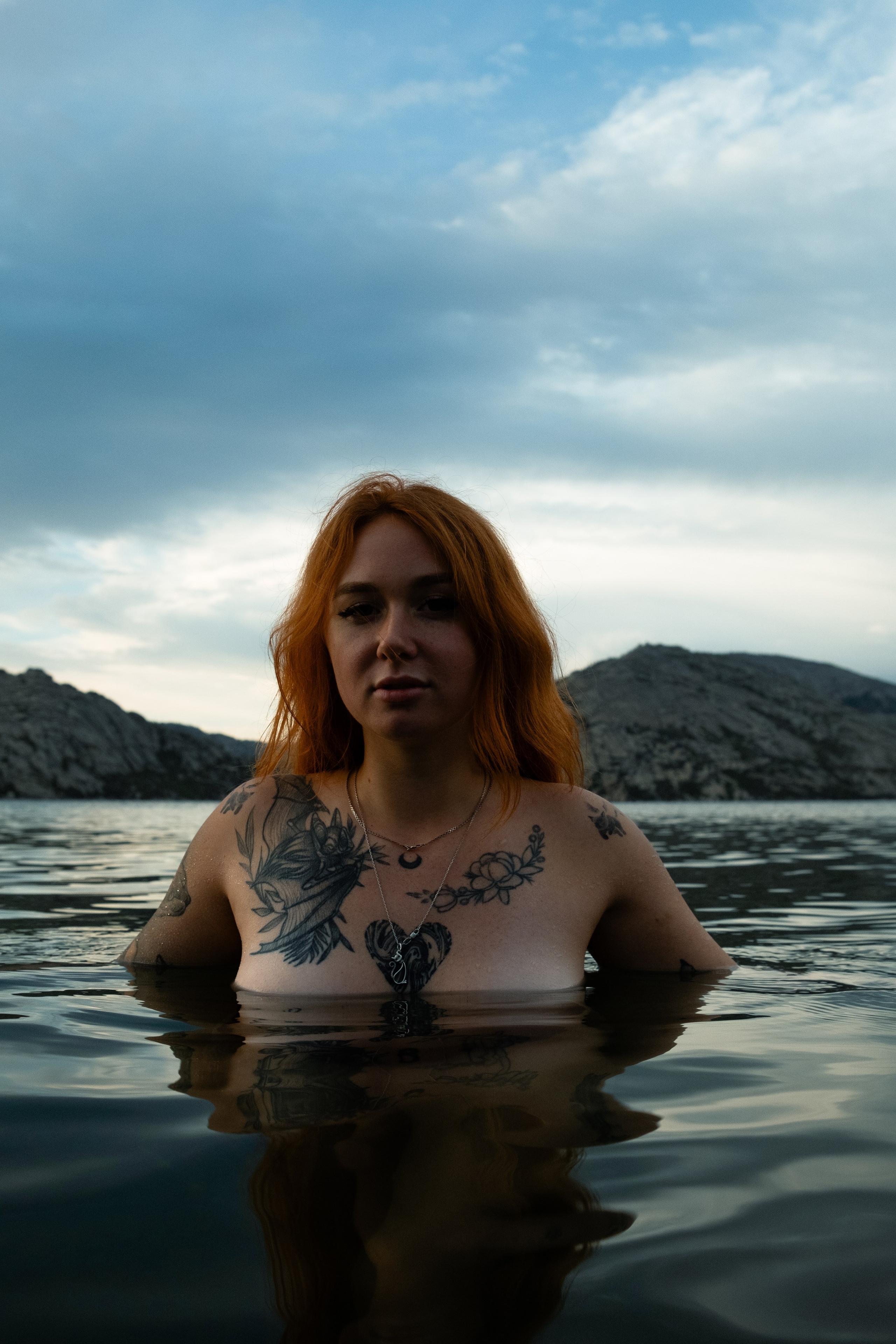 Вика наслаждается водой. Фотограф Коробова Екатерина