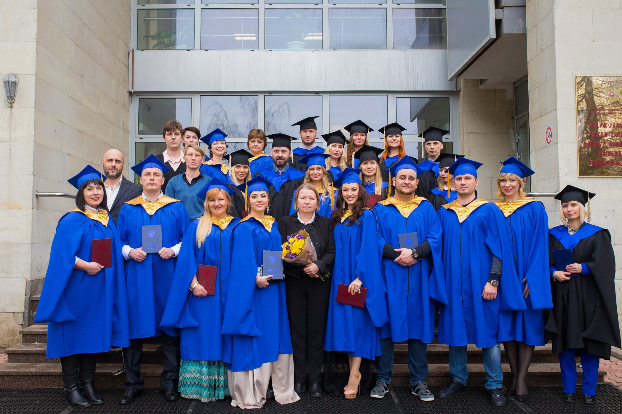 Фотосессия выпускников университета | Торжественные и живые снимки