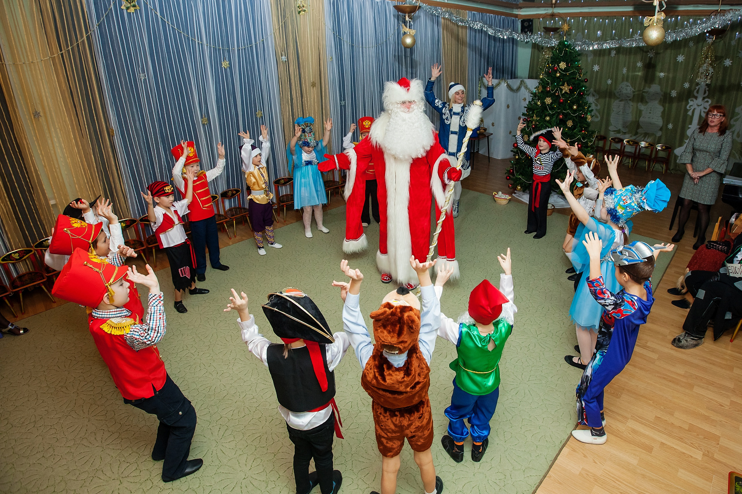 Фотография для выпускных альбомов в детском саду в выпускной группе в подготовительной группе детей фотограф для выпускных альбомов фото детей мастер-класс в детском саду краски портреты детей праздник в детском саду новый год в детском саду