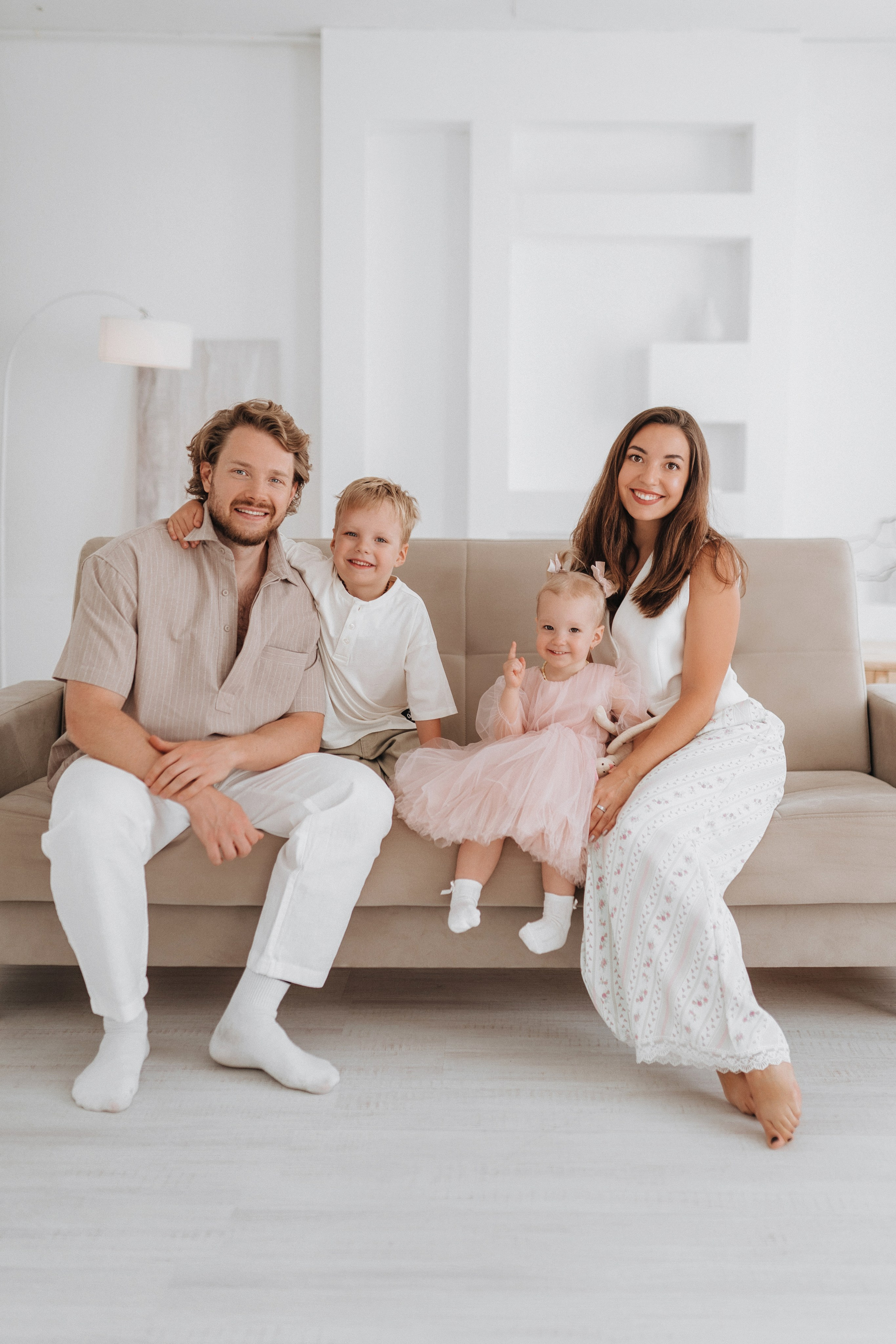 Семейный фотограф Сергей Фрейер, семья на диване