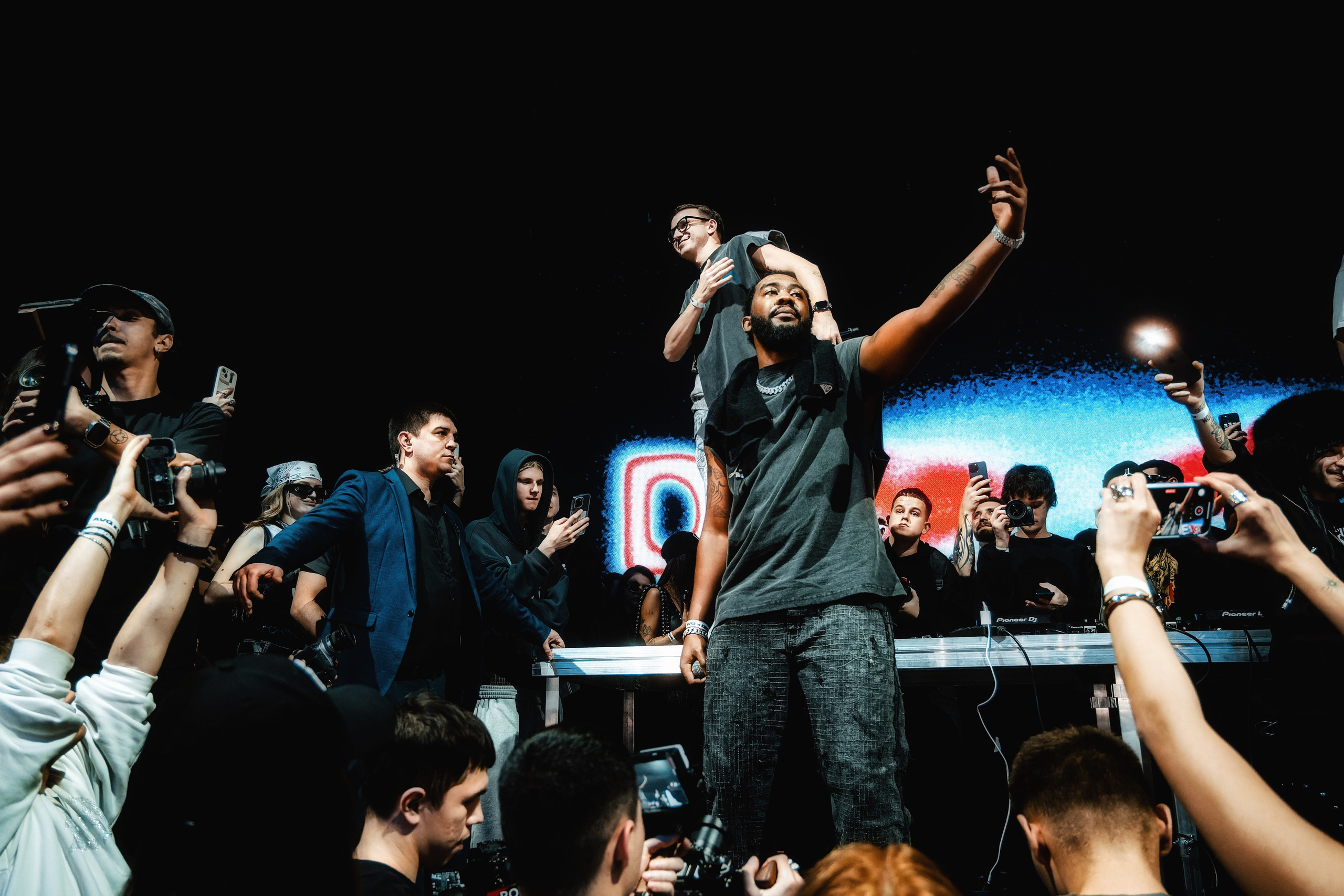 AVG x Desiigner в Tau 21.02.2025. Репортажный фотограф и видеограф в Москве