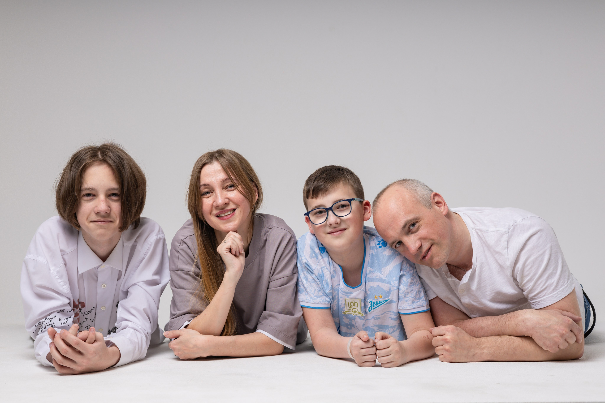 Наталья с семьей. Фотограф Julia Milton | Портреты, съемки для маркетплейсов, лавстори, съёмка беременности в Санкт-Петербурге. Обучение фотографии в Спб очно