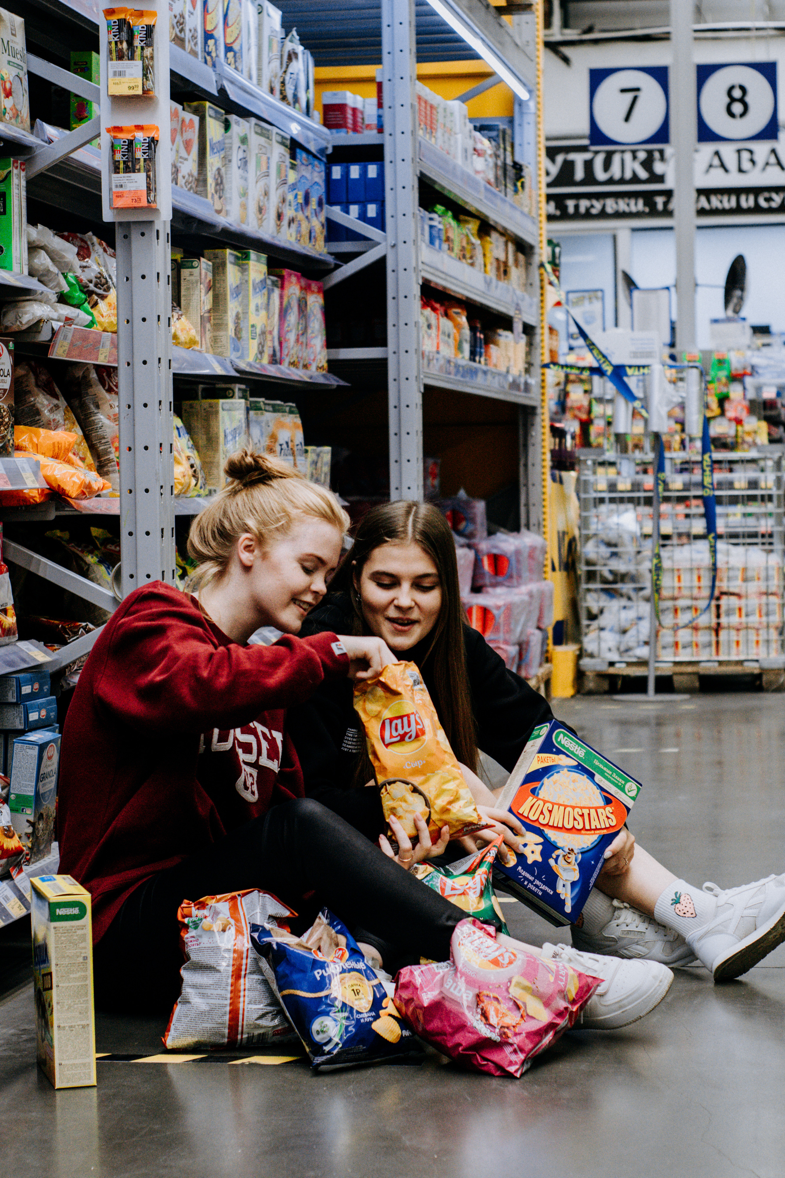 Соня и Кристина. Две подруги дурачатся в гипермаркете. Семейный фотограф Новочеркасск