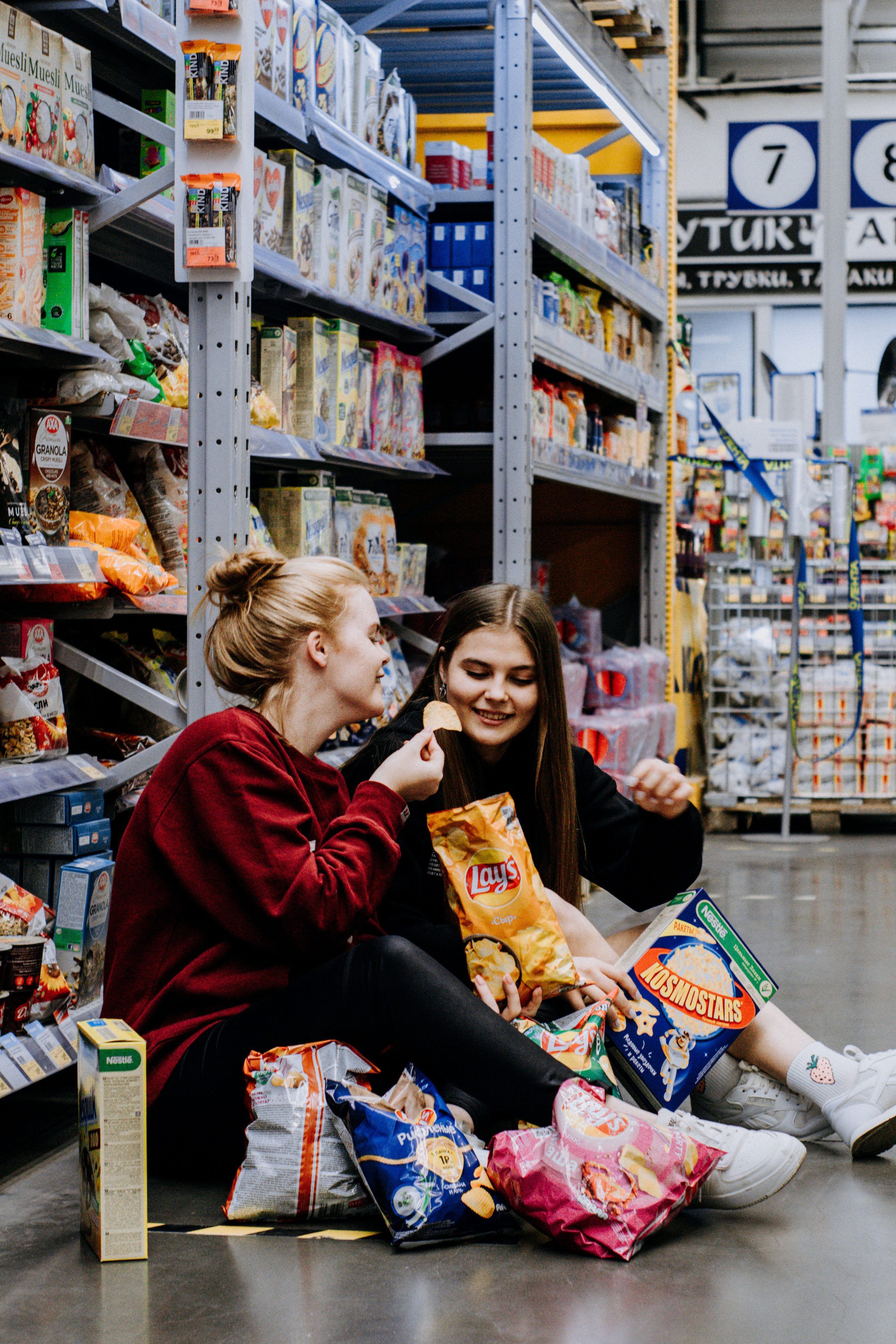 Соня и Кристина. Две подруги дурачатся в гипермаркете. Семейный фотограф Новочеркасск