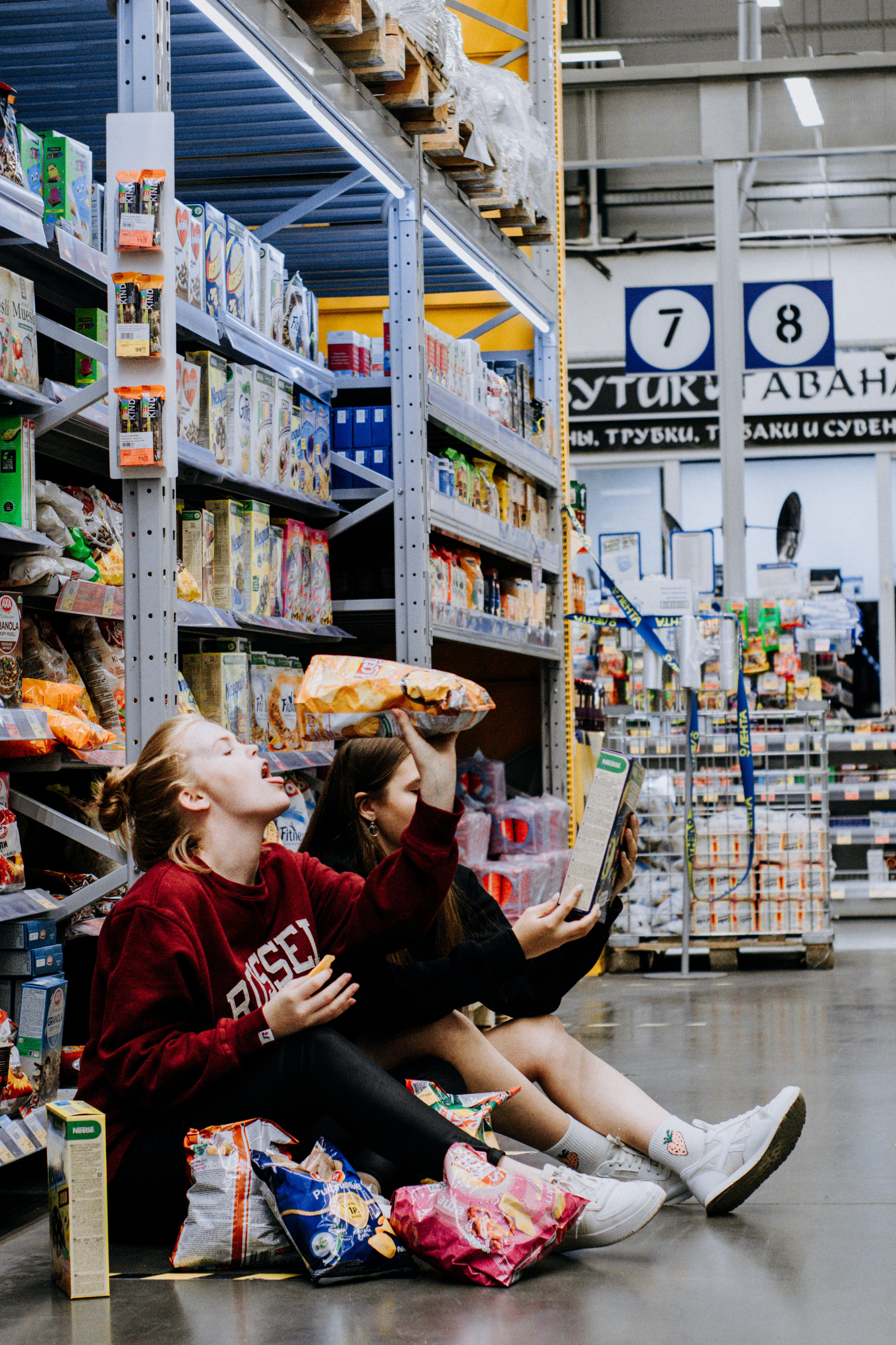 Соня и Кристина. Две подруги дурачатся в гипермаркете. Семейный фотограф Новочеркасск