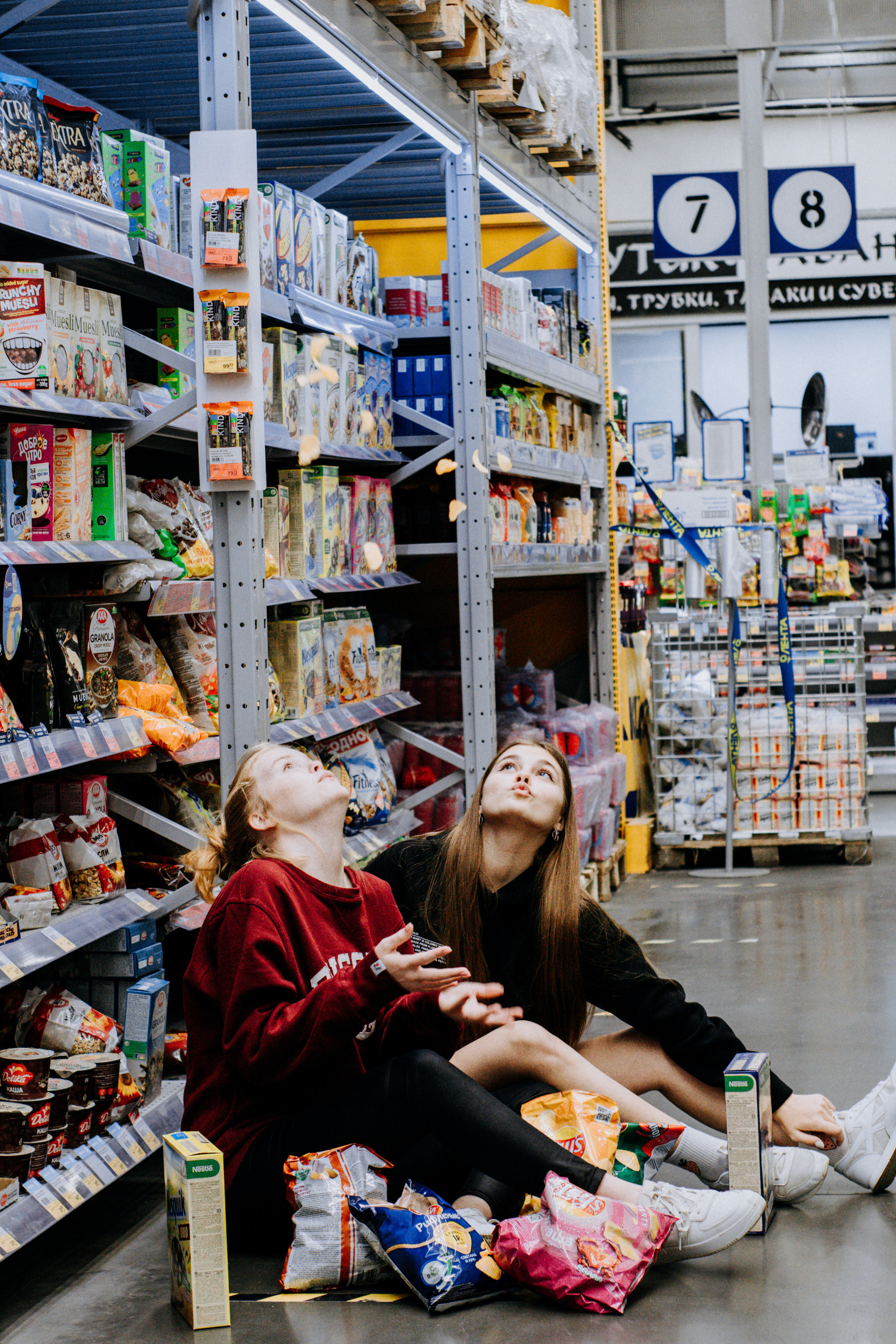 Соня и Кристина. Две подруги дурачатся в гипермаркете. Семейный фотограф Новочеркасск