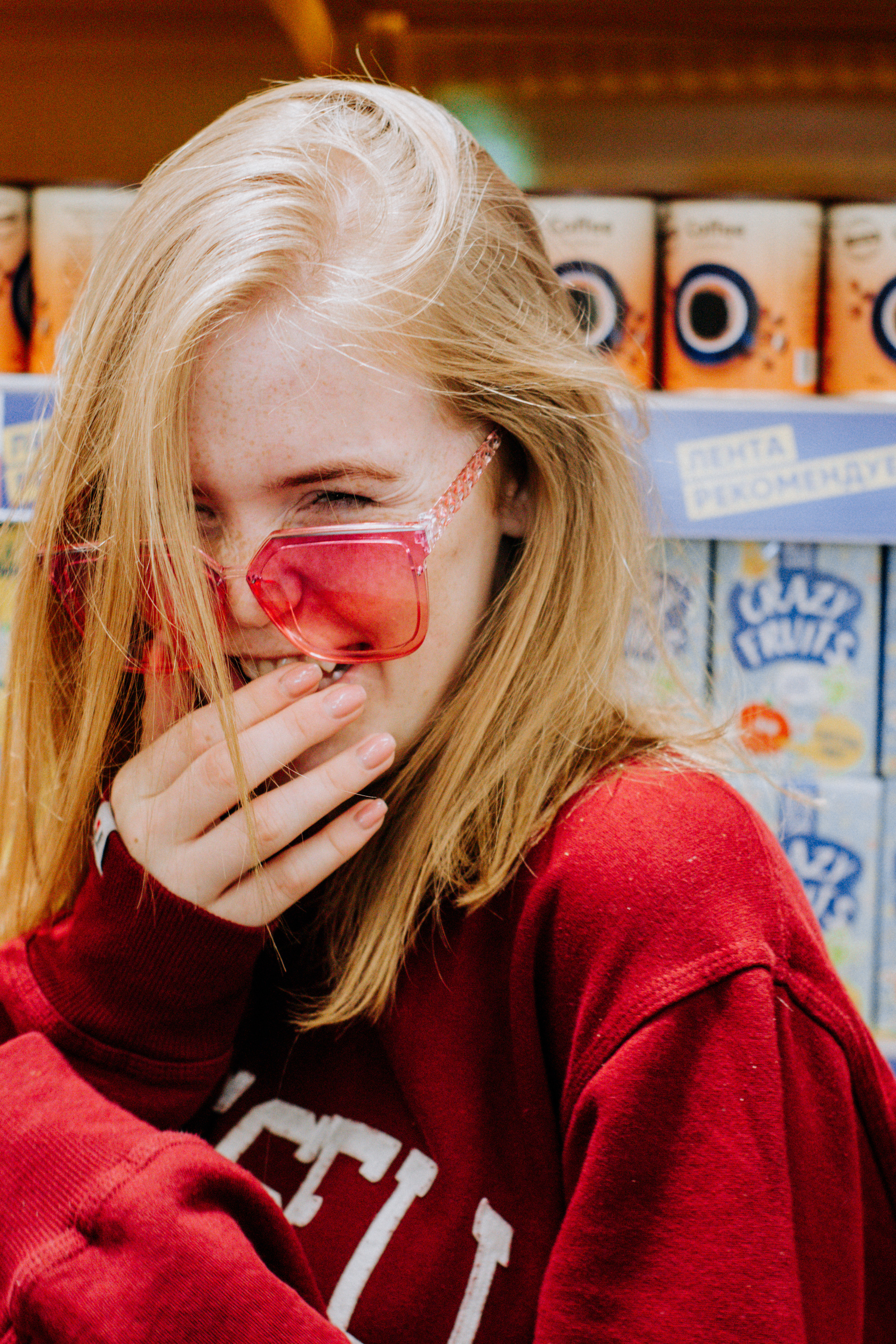 Соня и Кристина. Две подруги дурачатся в гипермаркете. Семейный фотограф Новочеркасск