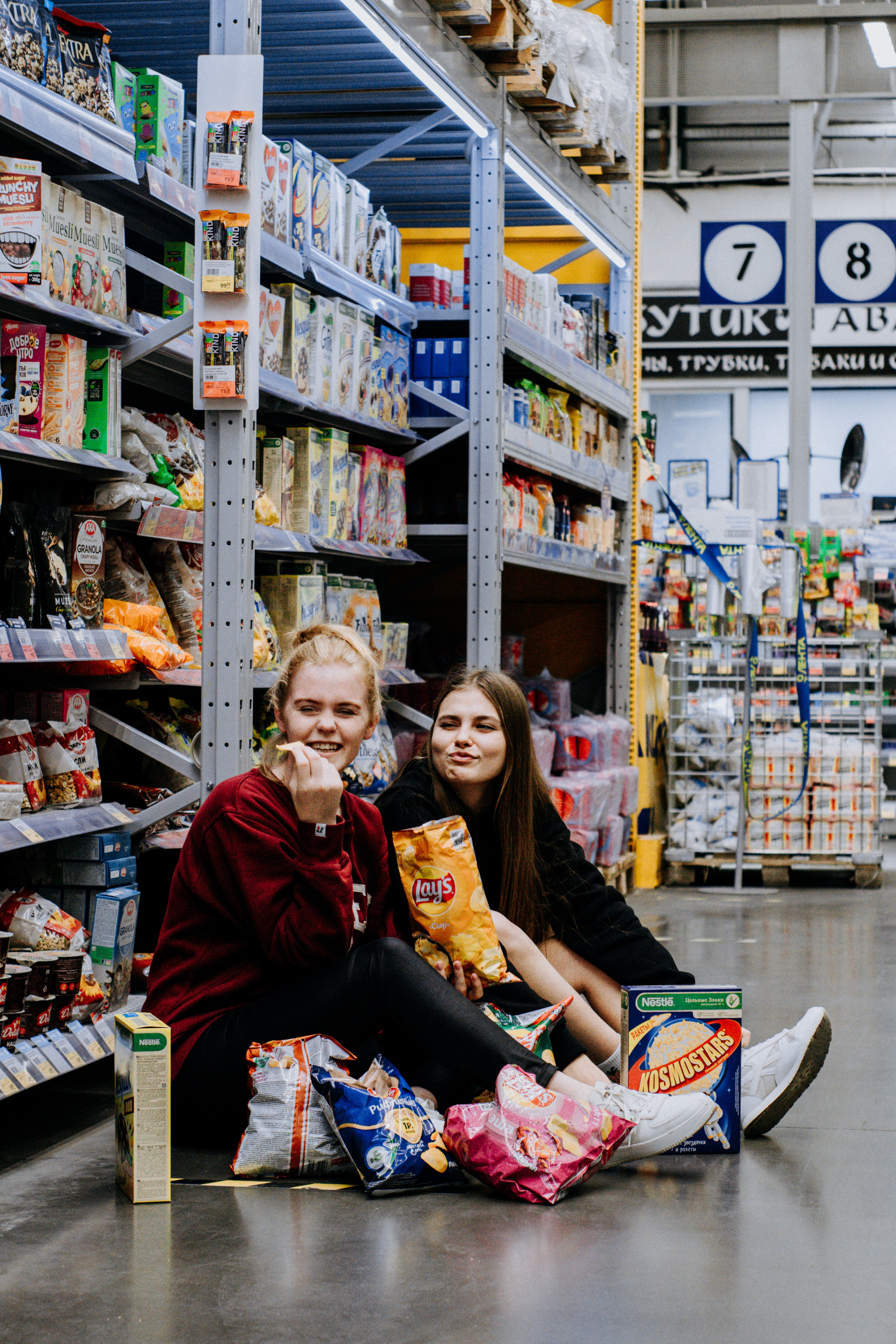 Соня и Кристина. Две подруги дурачатся в гипермаркете. Семейный фотограф Новочеркасск