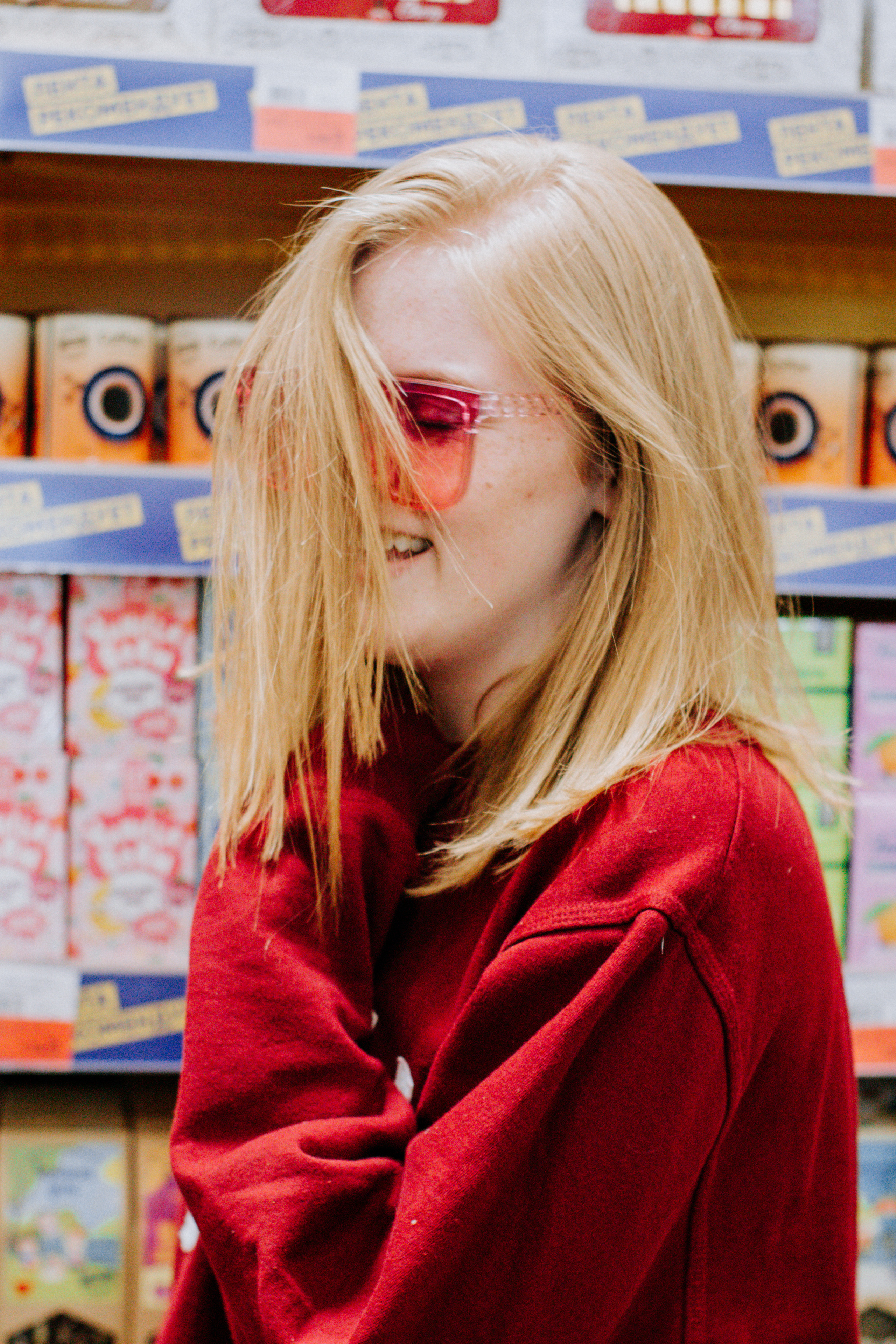 Соня и Кристина. Две подруги дурачатся в гипермаркете. Семейный фотограф Новочеркасск