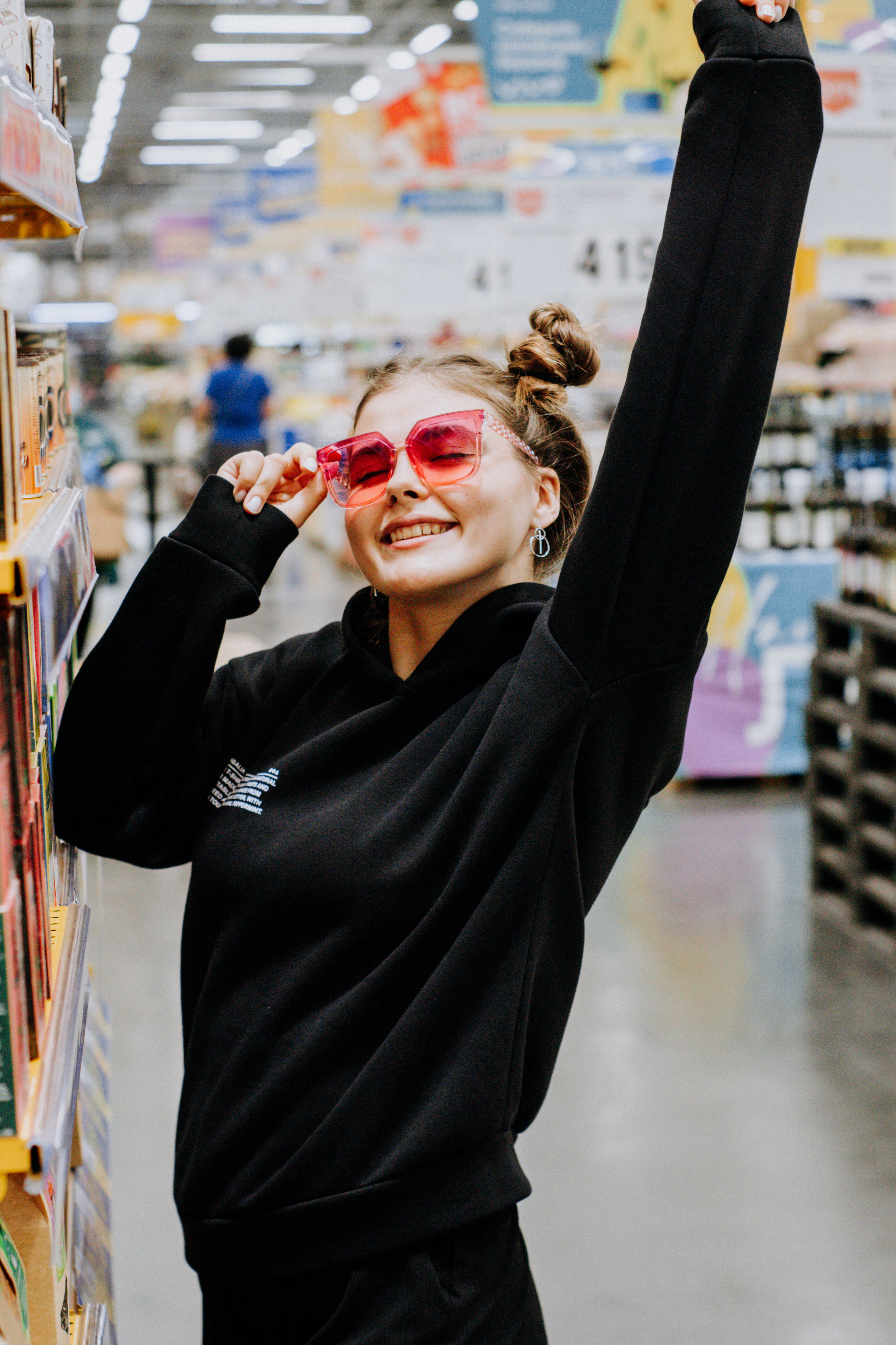 Соня и Кристина. Две подруги дурачатся в гипермаркете. Семейный фотограф Новочеркасск