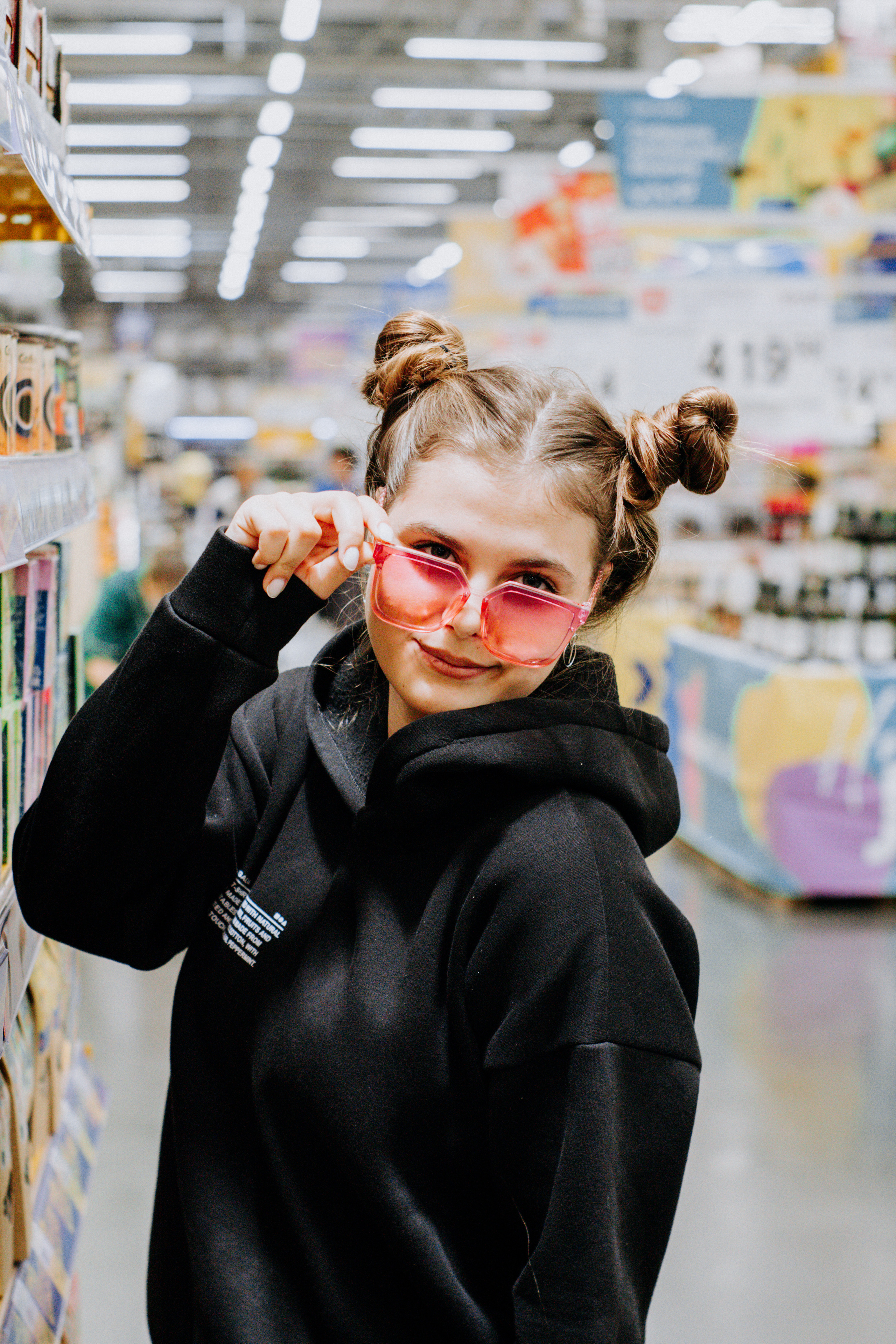 Соня и Кристина. Две подруги дурачатся в гипермаркете. Семейный фотограф Новочеркасск