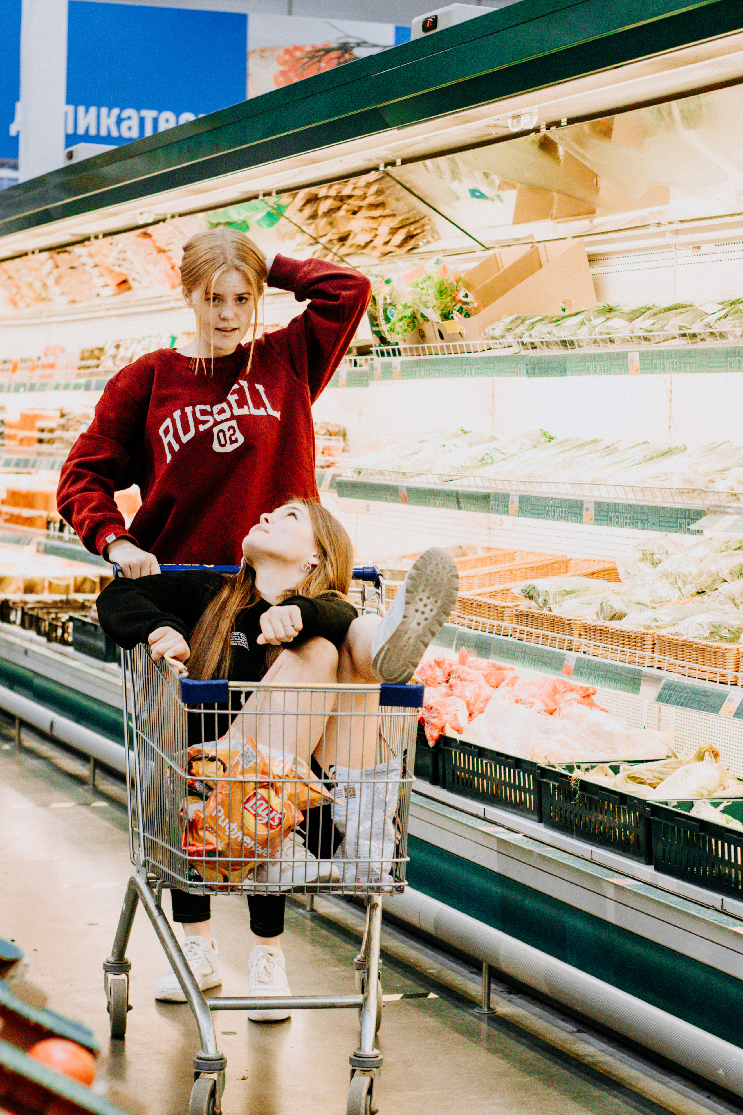 Соня и Кристина. Две подруги дурачатся в гипермаркете. Семейный фотограф Новочеркасск