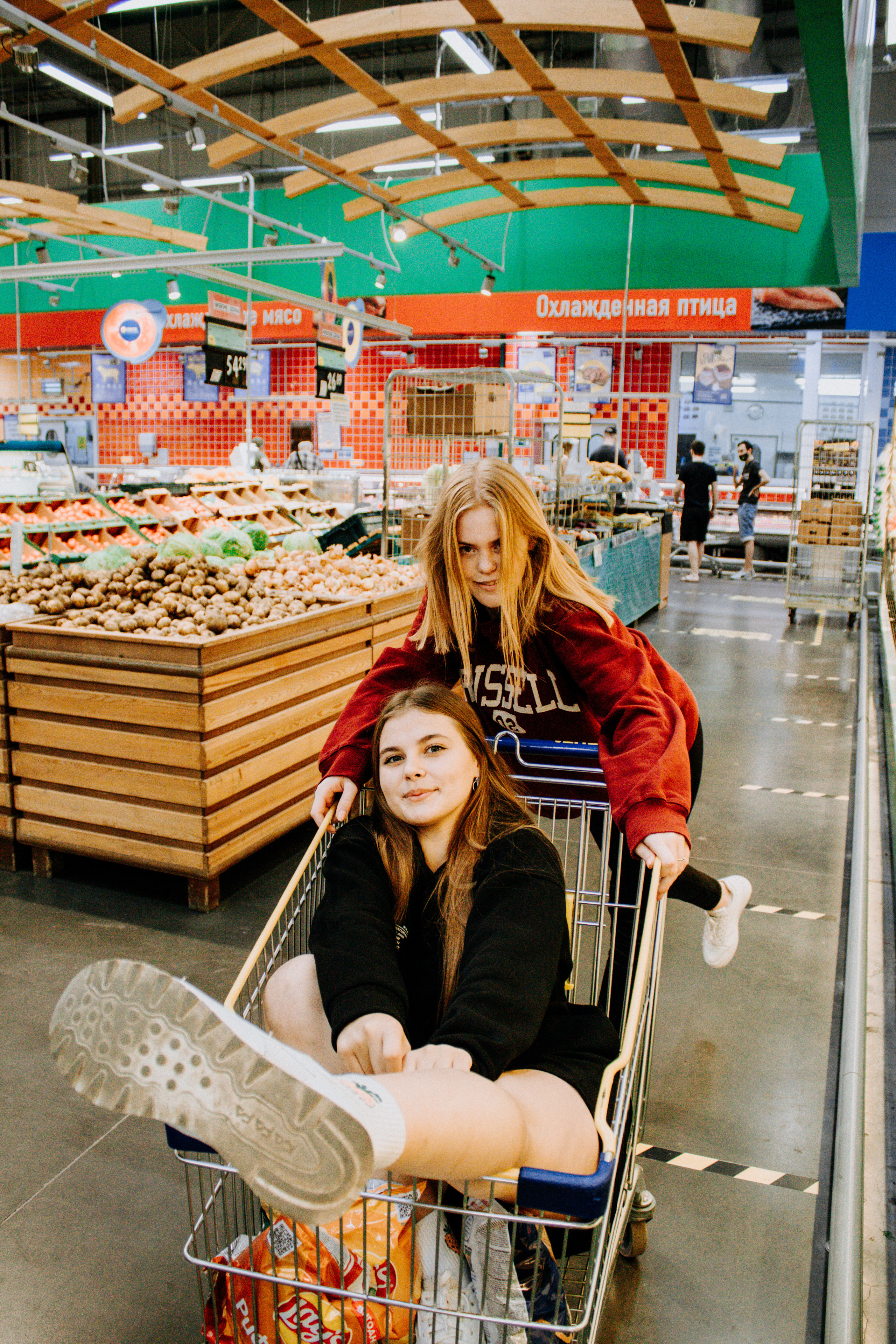 Соня и Кристина. Две подруги дурачатся в гипермаркете. Семейный фотограф Новочеркасск