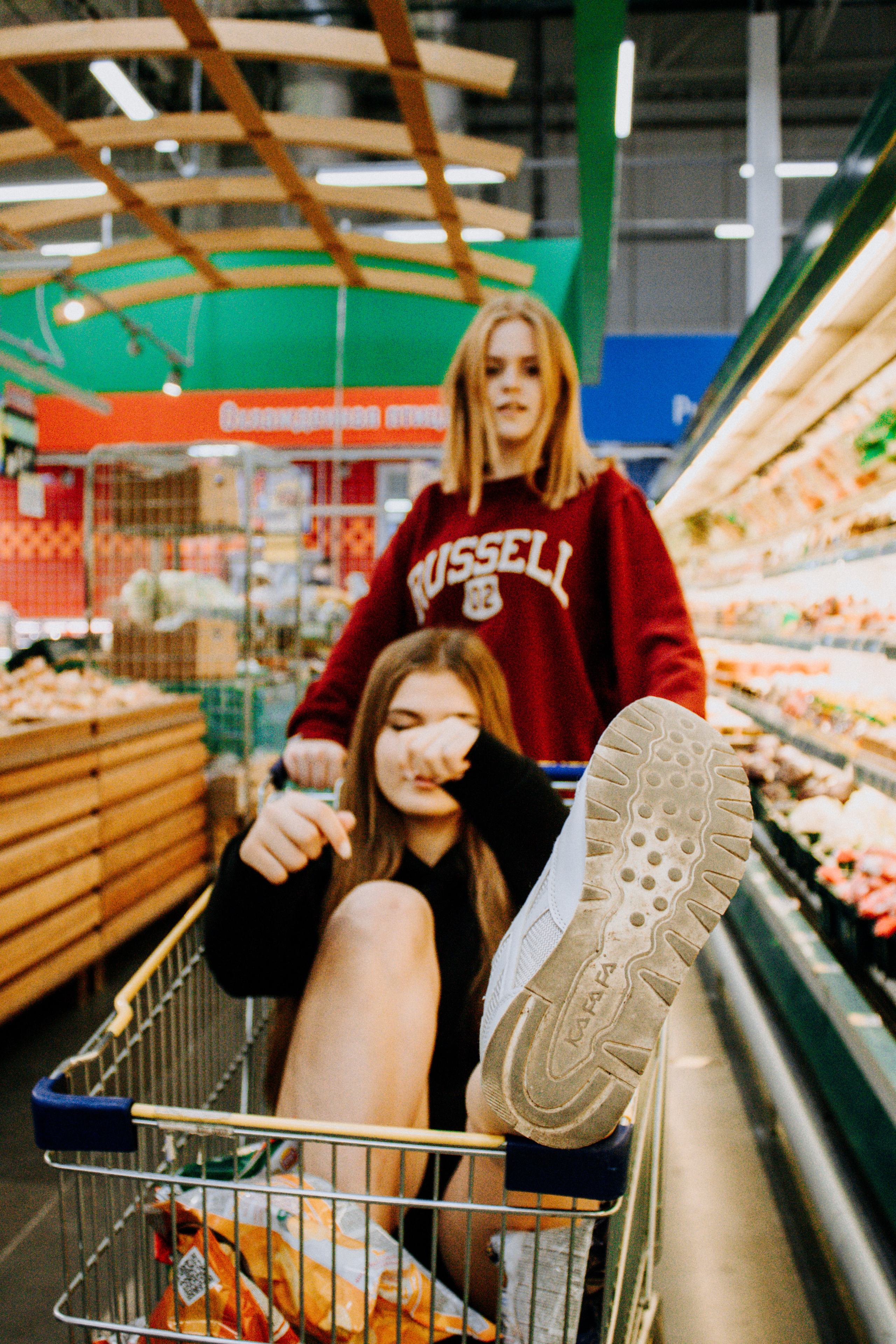 Соня и Кристина. Две подруги дурачатся в гипермаркете. Семейный фотограф Новочеркасск