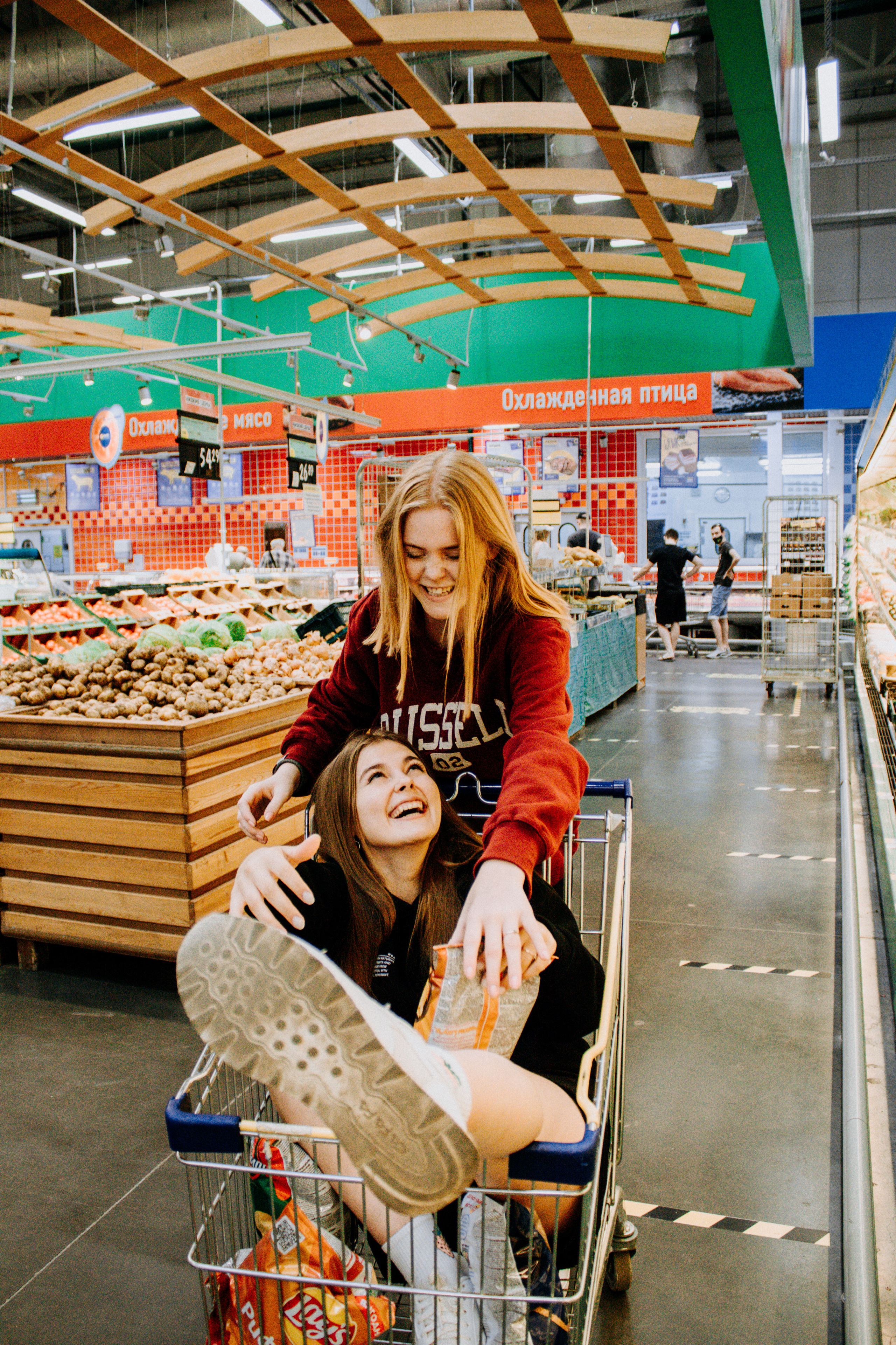 Соня и Кристина. Две подруги дурачатся в гипермаркете. Семейный фотограф Новочеркасск