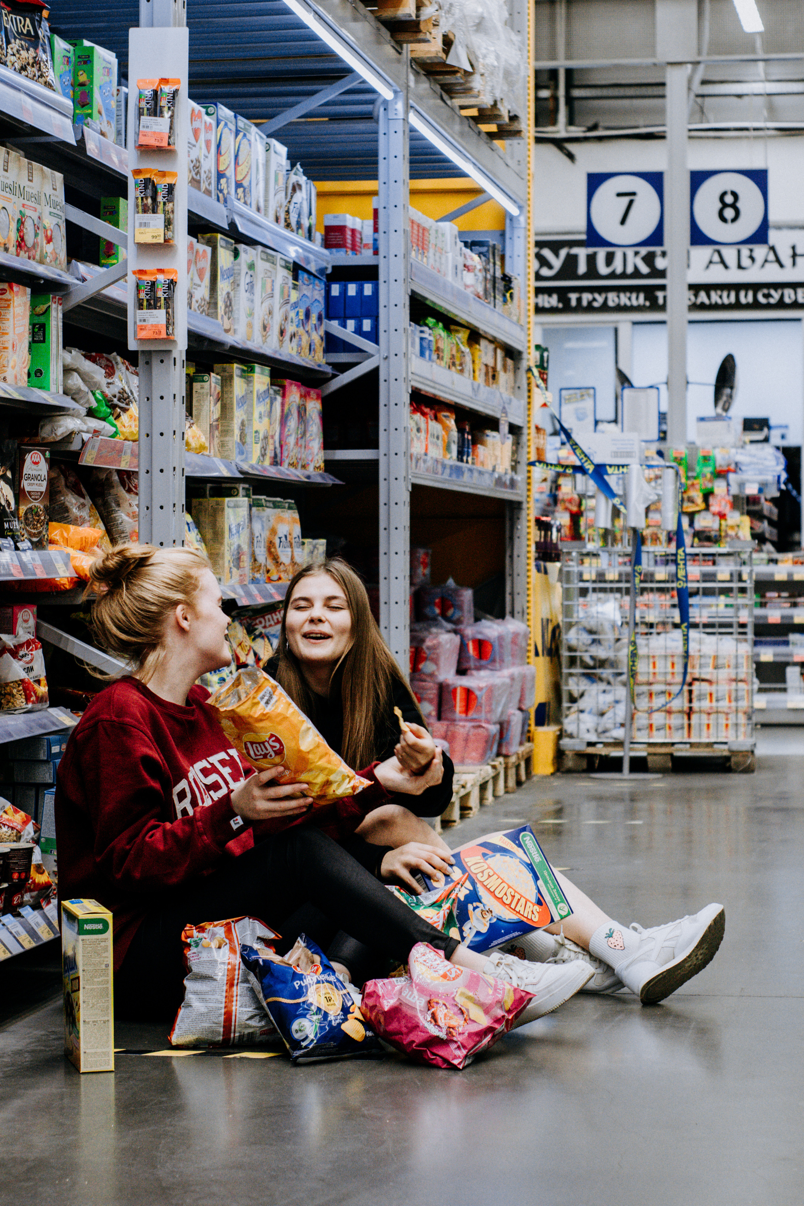 Соня и Кристина. Две подруги дурачатся в гипермаркете. Семейный фотограф Новочеркасск
