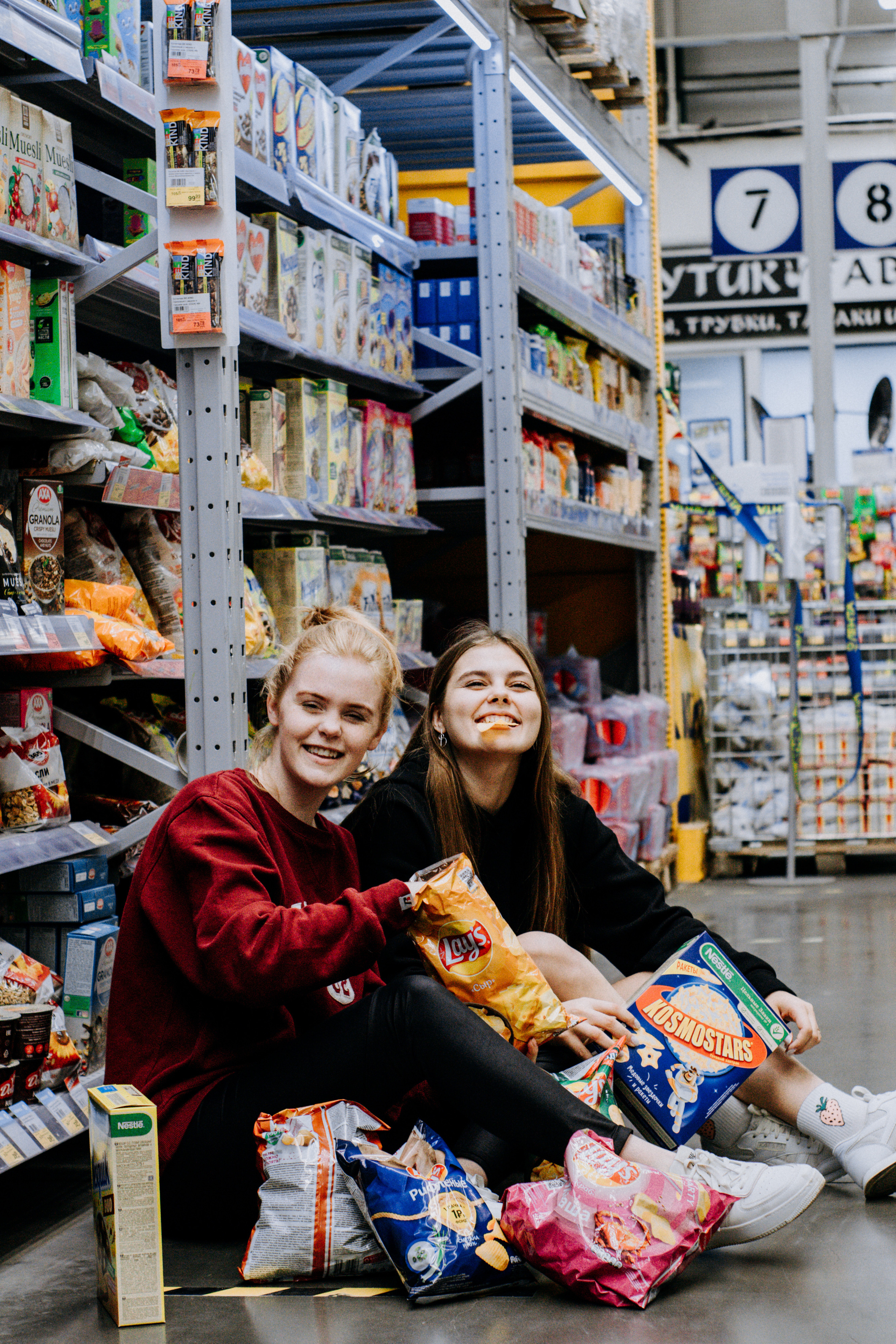 Соня и Кристина. Две подруги дурачатся в гипермаркете. Семейный фотограф Новочеркасск