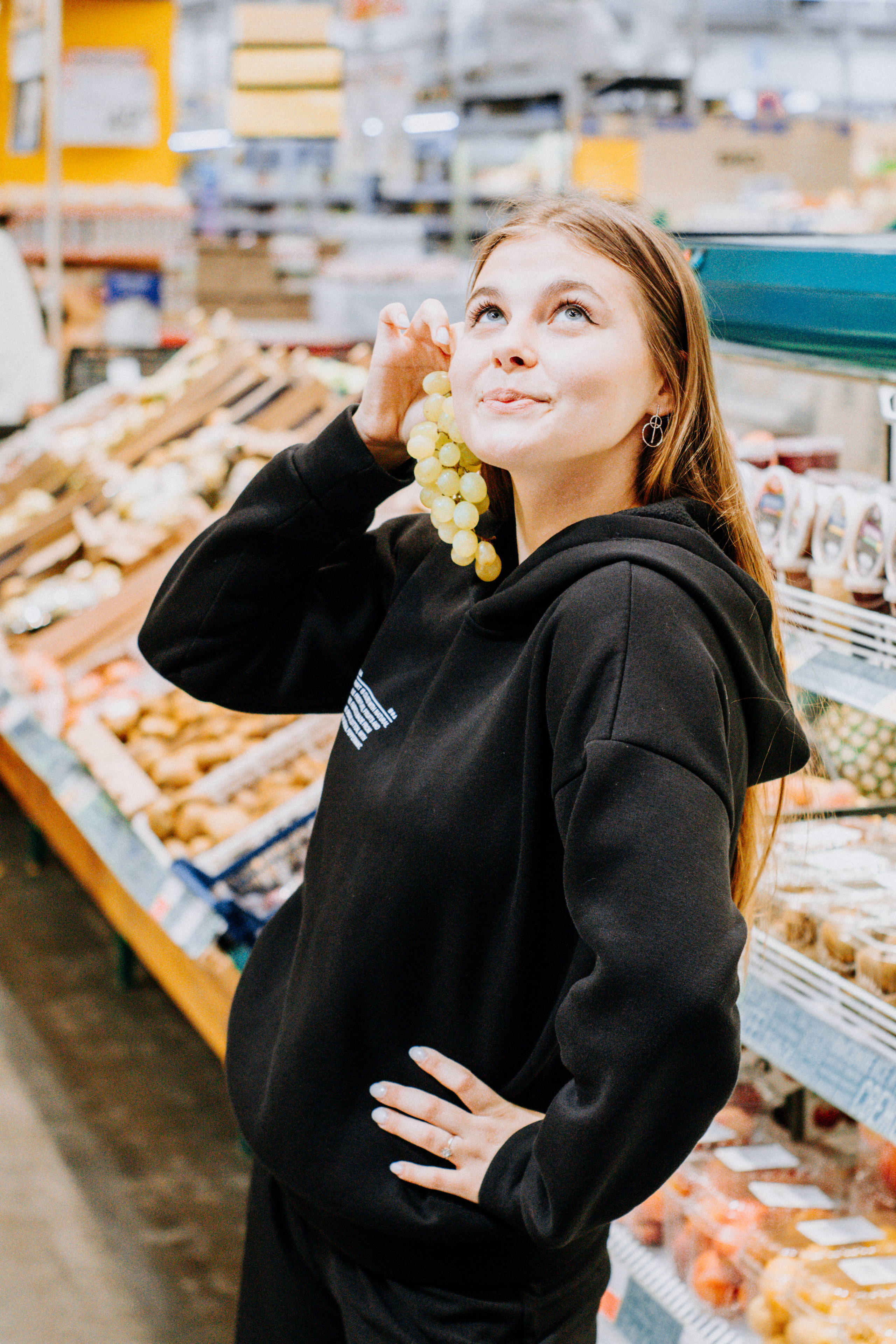 Соня и Кристина. Две подруги дурачатся в гипермаркете. Семейный фотограф Новочеркасск