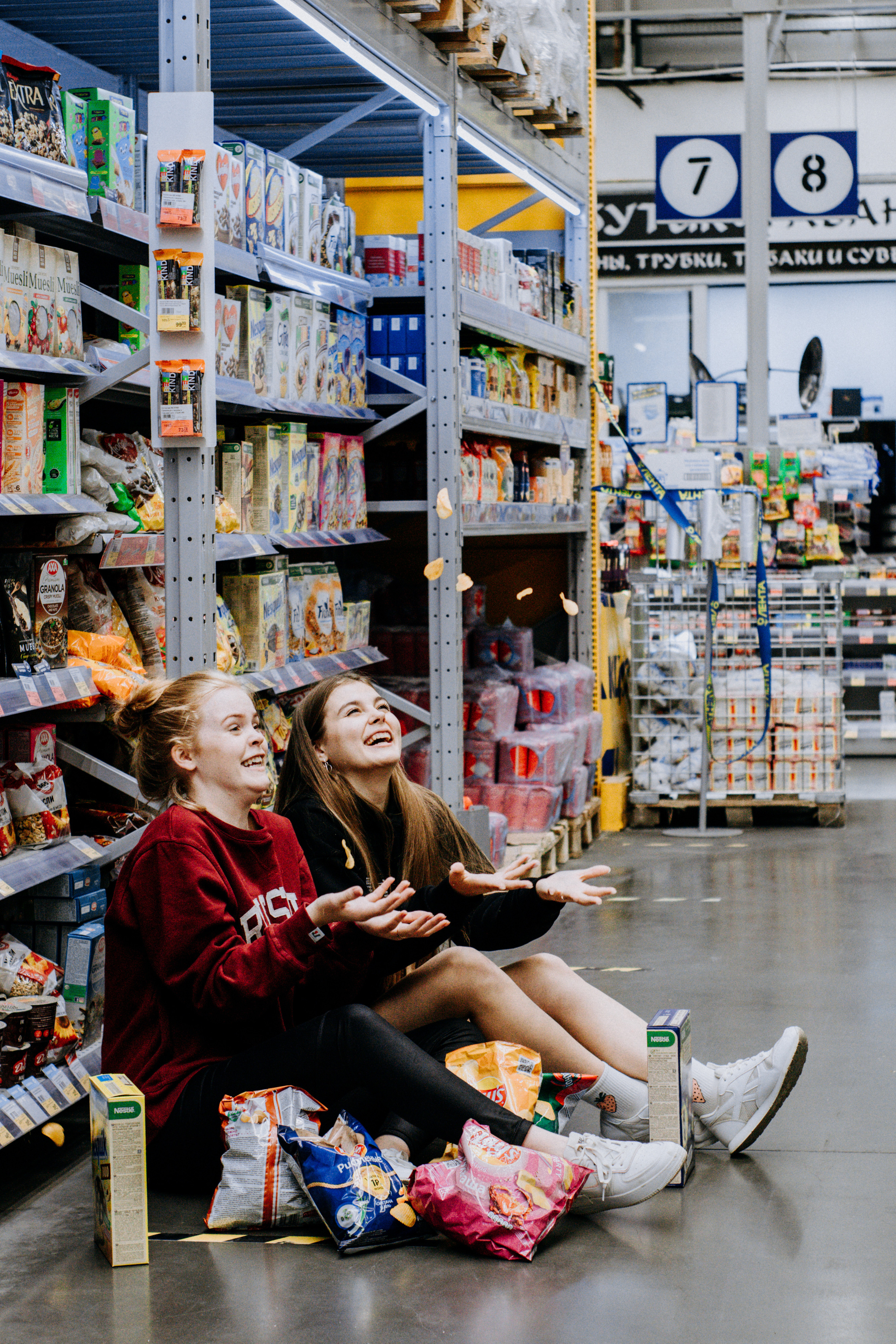Соня и Кристина. Две подруги дурачатся в гипермаркете. Семейный фотограф Новочеркасск