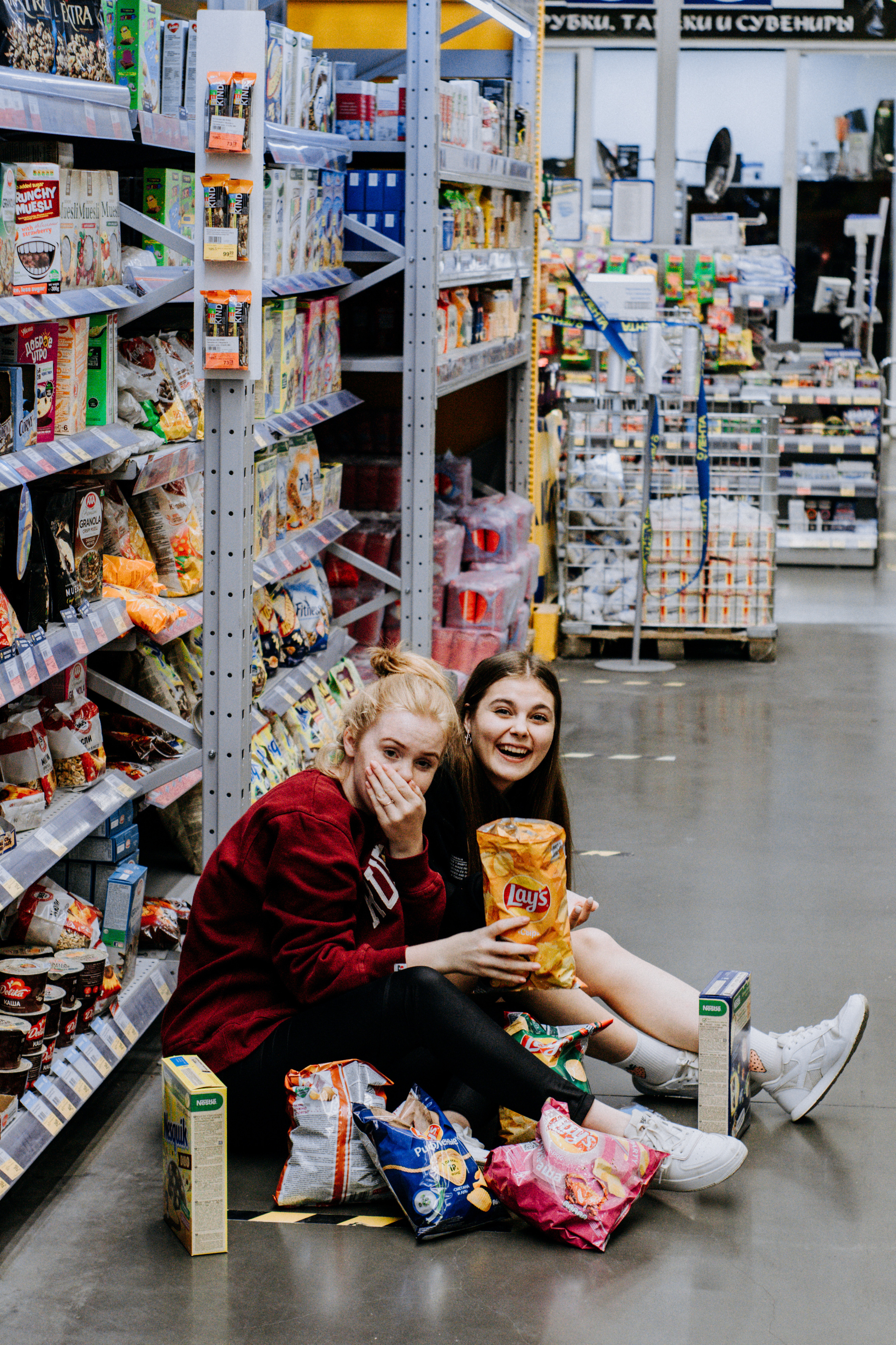 Соня и Кристина. Две подруги дурачатся в гипермаркете. Семейный фотограф Новочеркасск