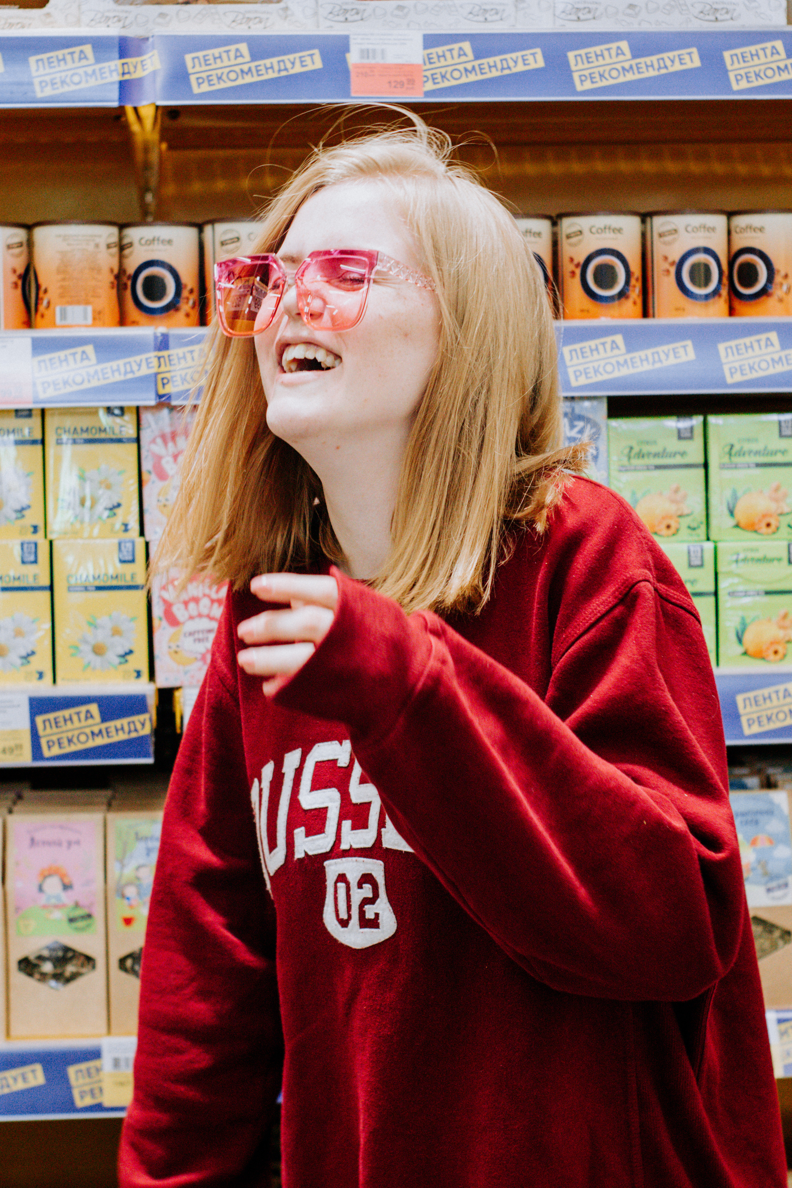 Соня и Кристина. Две подруги дурачатся в гипермаркете. Семейный фотограф Новочеркасск