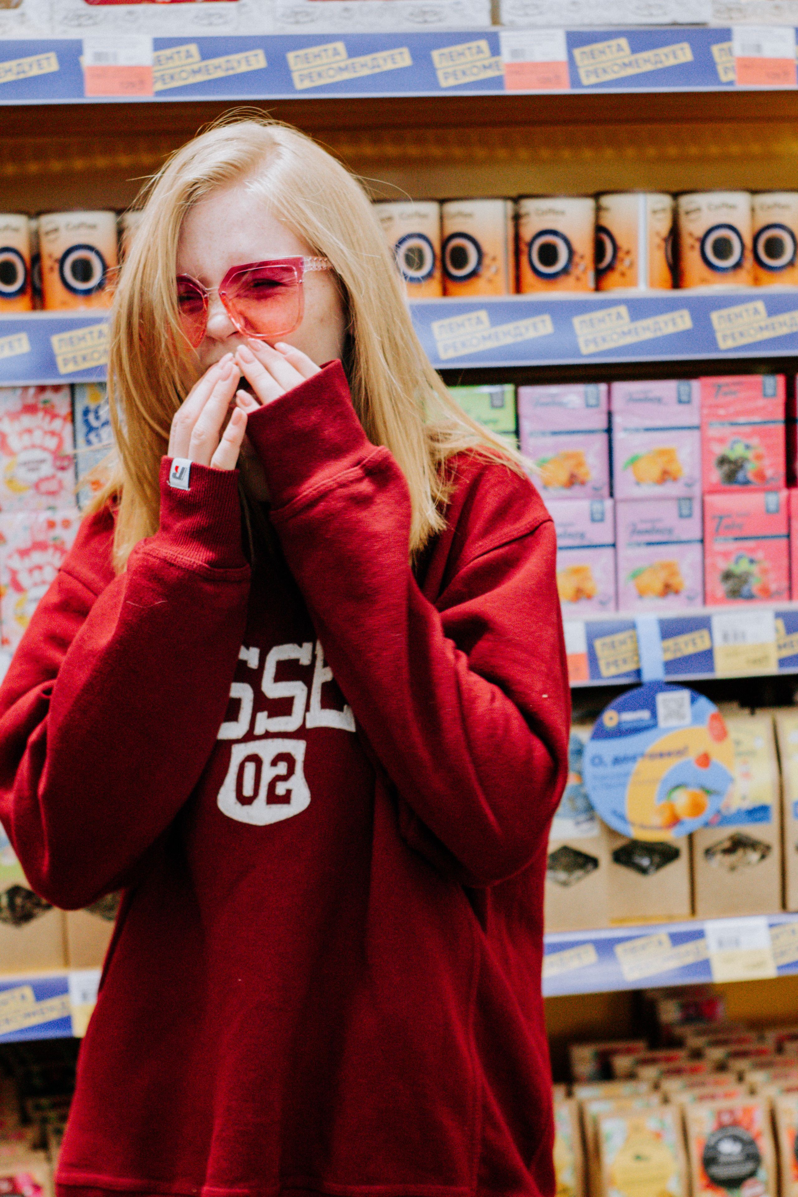 Соня и Кристина. Две подруги дурачатся в гипермаркете. Семейный фотограф Новочеркасск