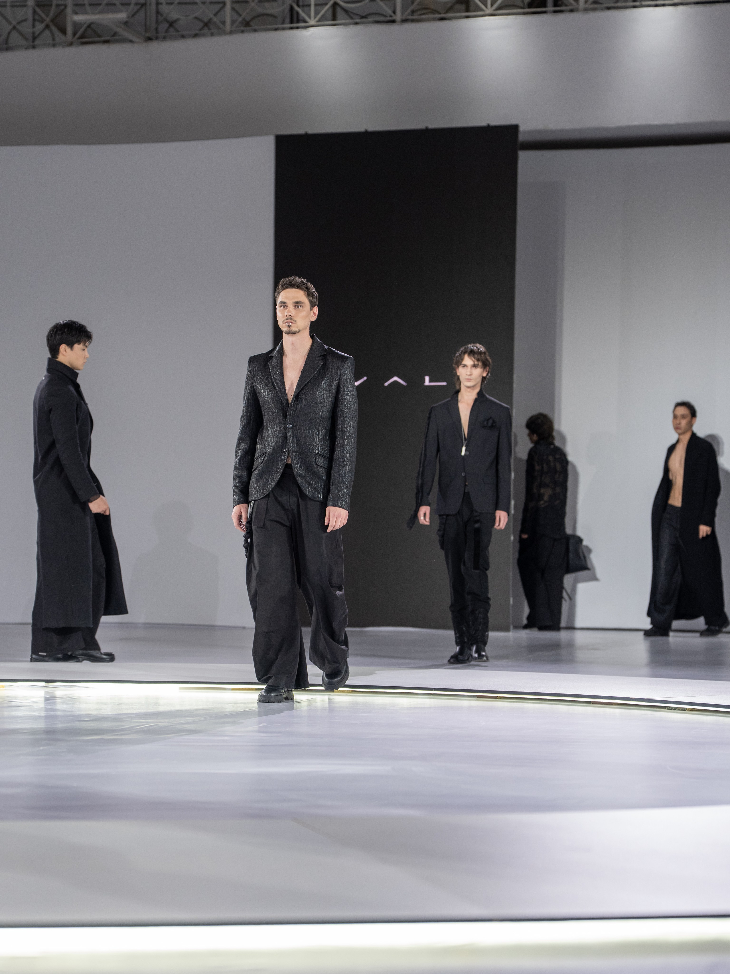 Дизайн DVALI. Сайт Алматинского НЮ АРТ, будуар и фэшн фотографа Дениса Карпенко