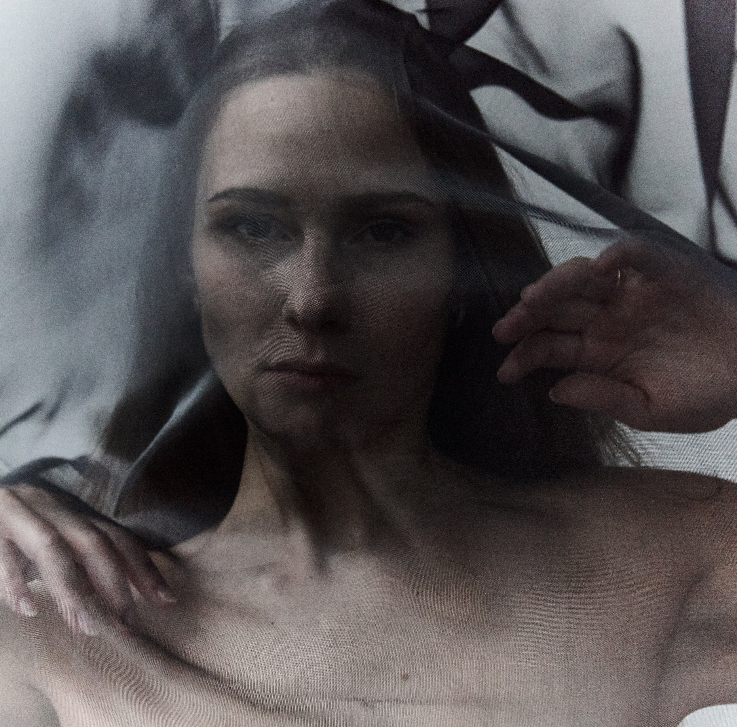 необычная портретная фотосессия в студии с тканью