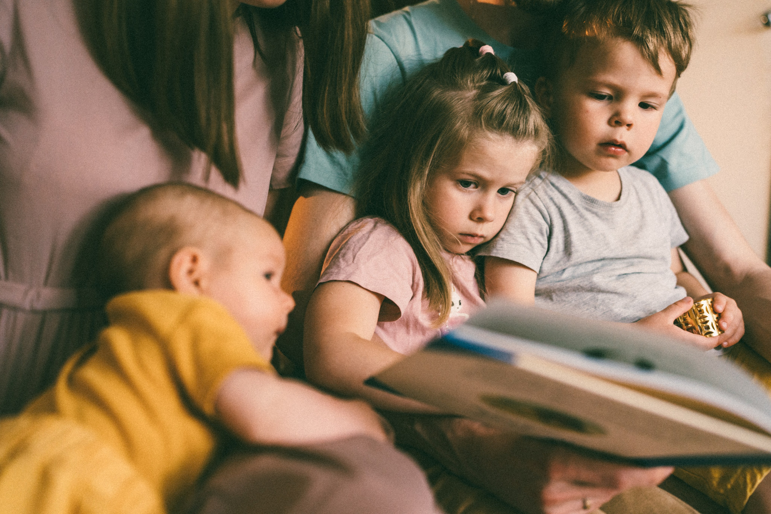 Семейная фотосессия дома. Дарья Иван Маша Сережа и Лиза. Детский, семейный и ньюборн фотограф в Москве Юлия Шуарт