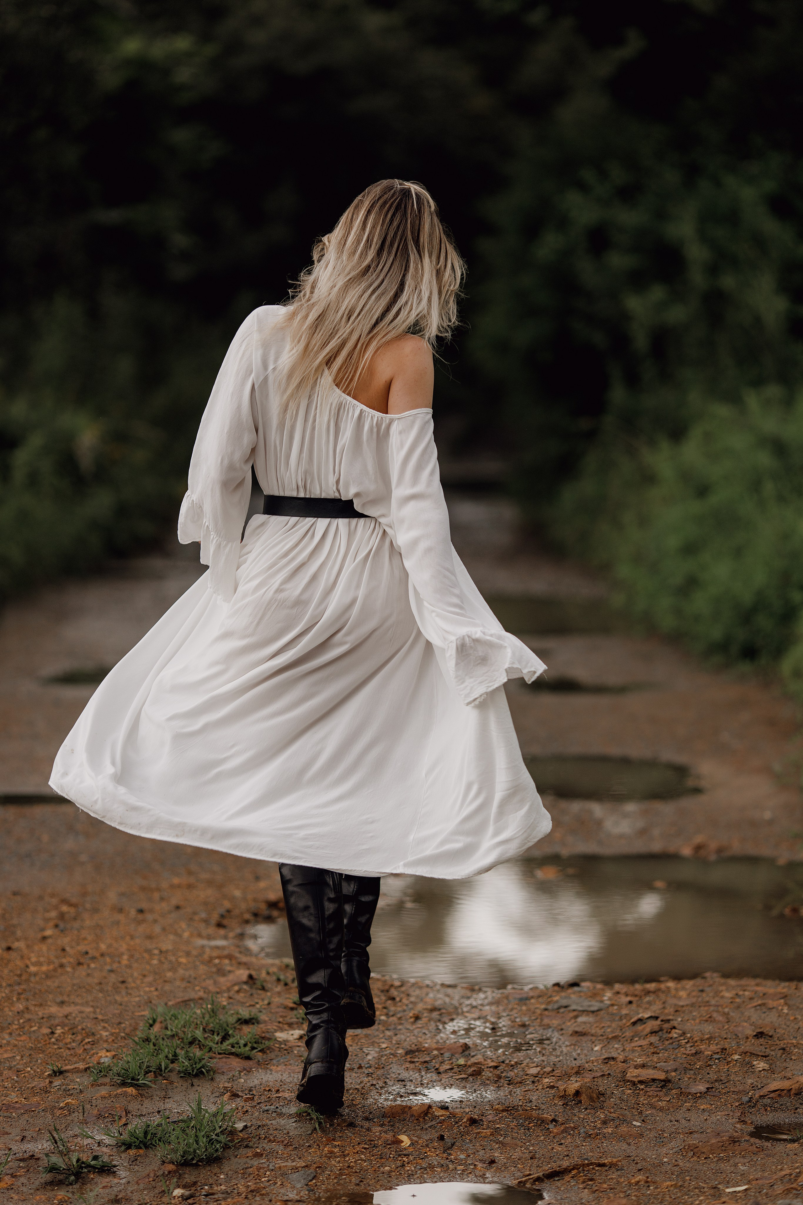 Вечерняя прогулка в поле. Свадебный фотограф Санкт-Петербург  Москва