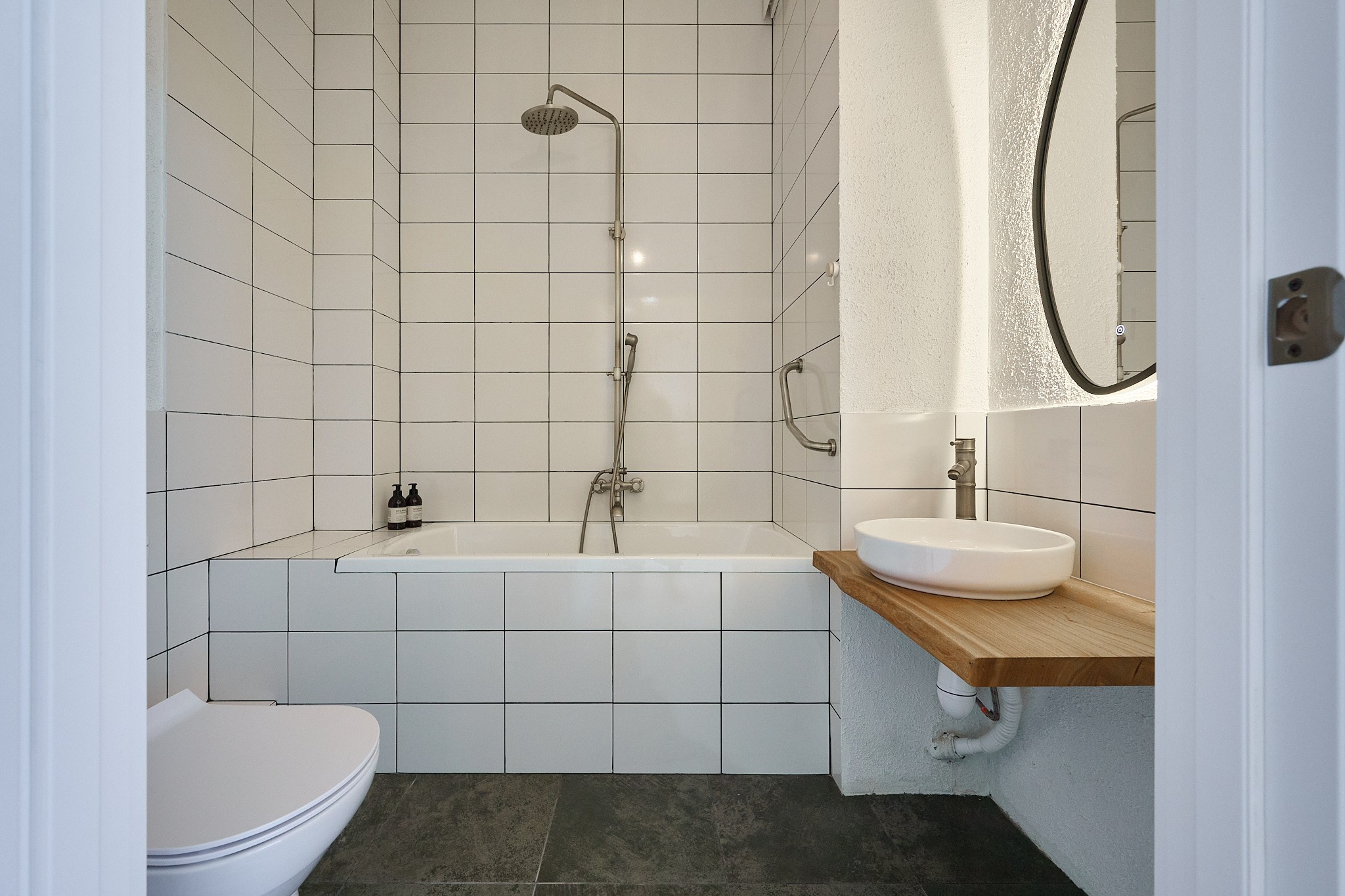 ванная комната с белыми плитками белой раковиной 