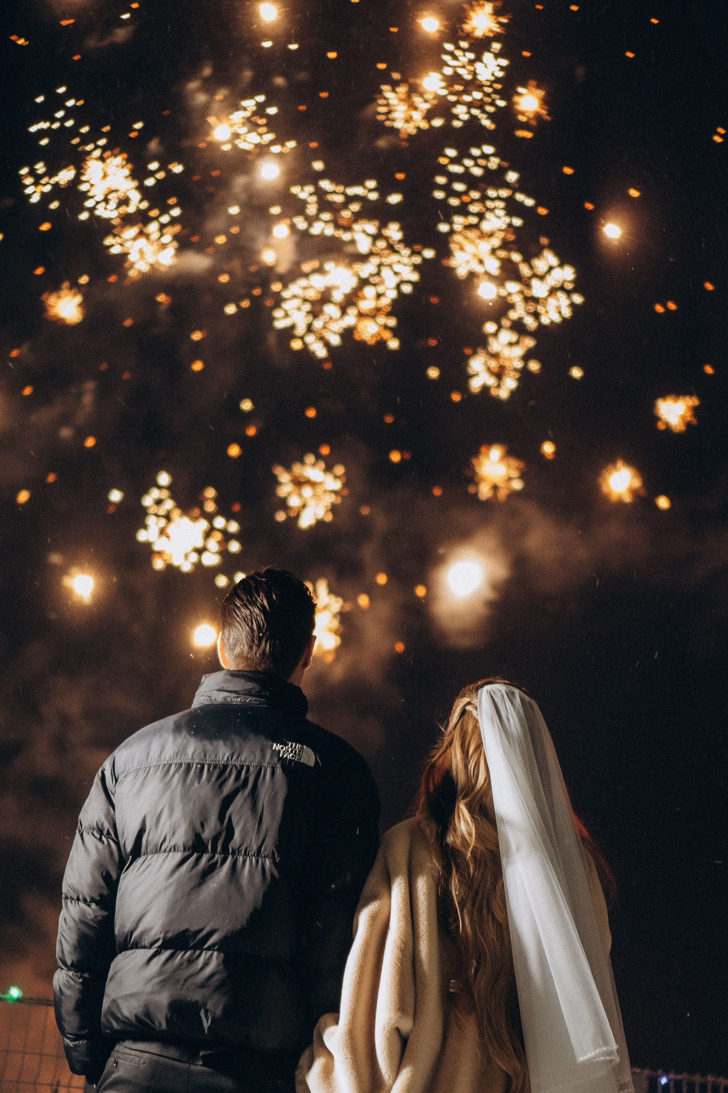 САЛЮТ НА СВАДЕБНОЙ ЦЕРЕМОНИИ (СНЯТО В СИБИРЕ В НИЖНЕВАРТОВСКЕ). Профессиональный фотограф, Санкт-Петербург — Виктория Богомолова