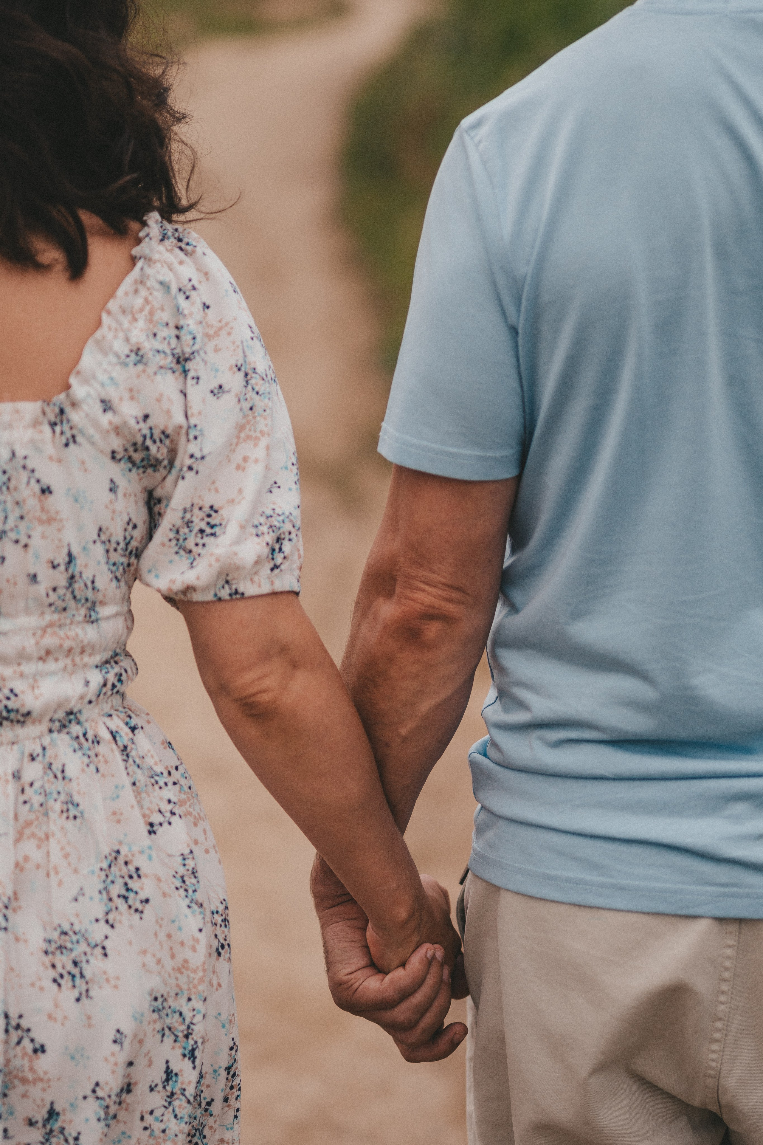 мужчина и женщина держат друг друга за руки крупный план