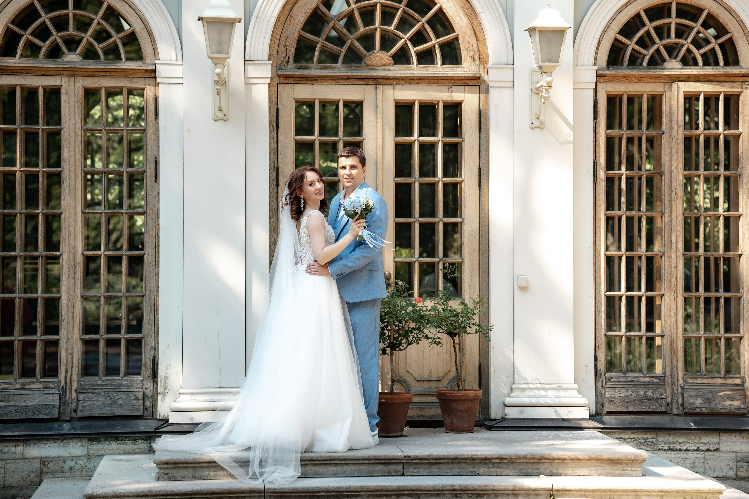 Портрет жениха и невесты в Летнем саду на свадебной фотосессии