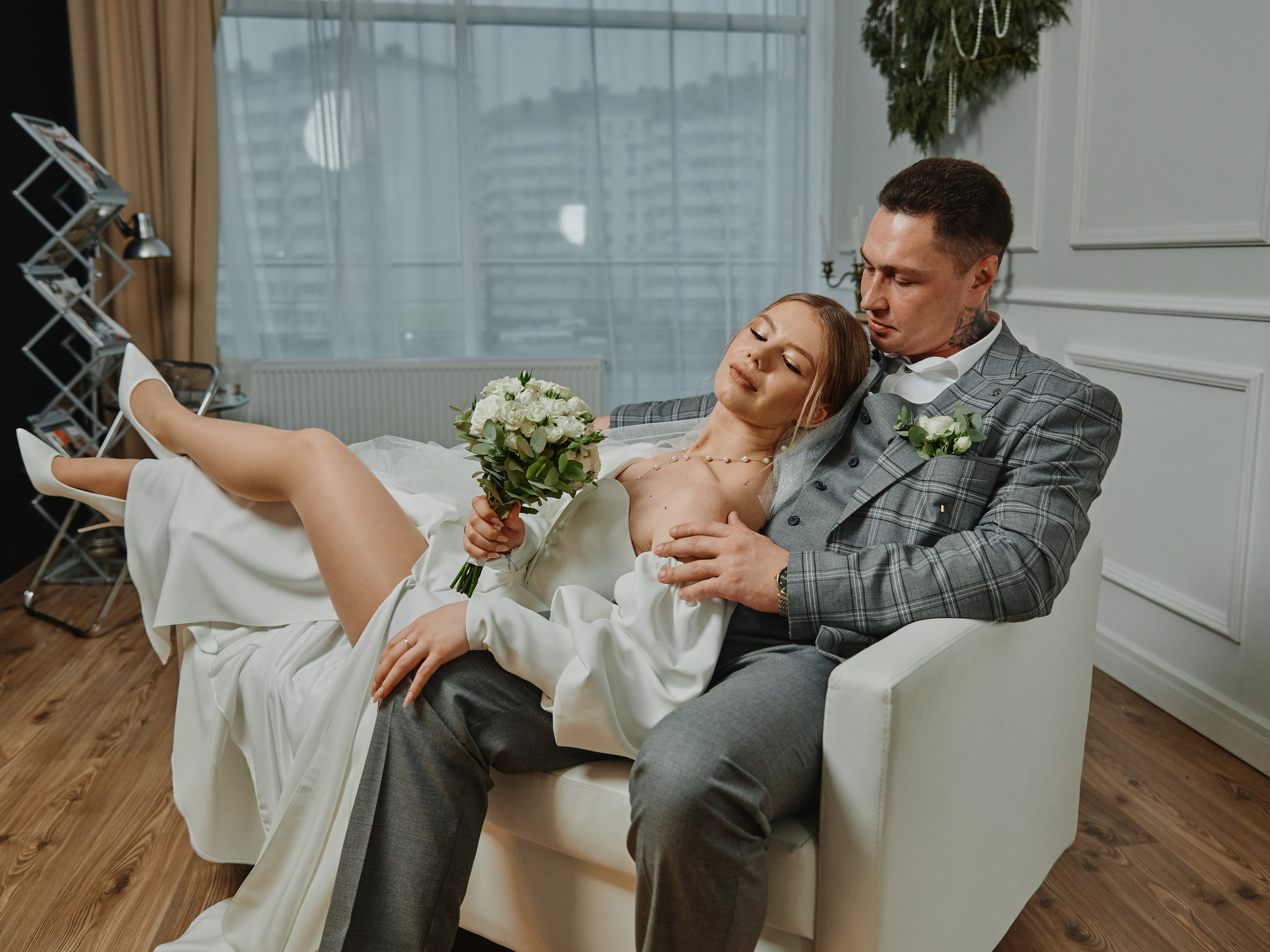 Невеста лежит на коленях жениха