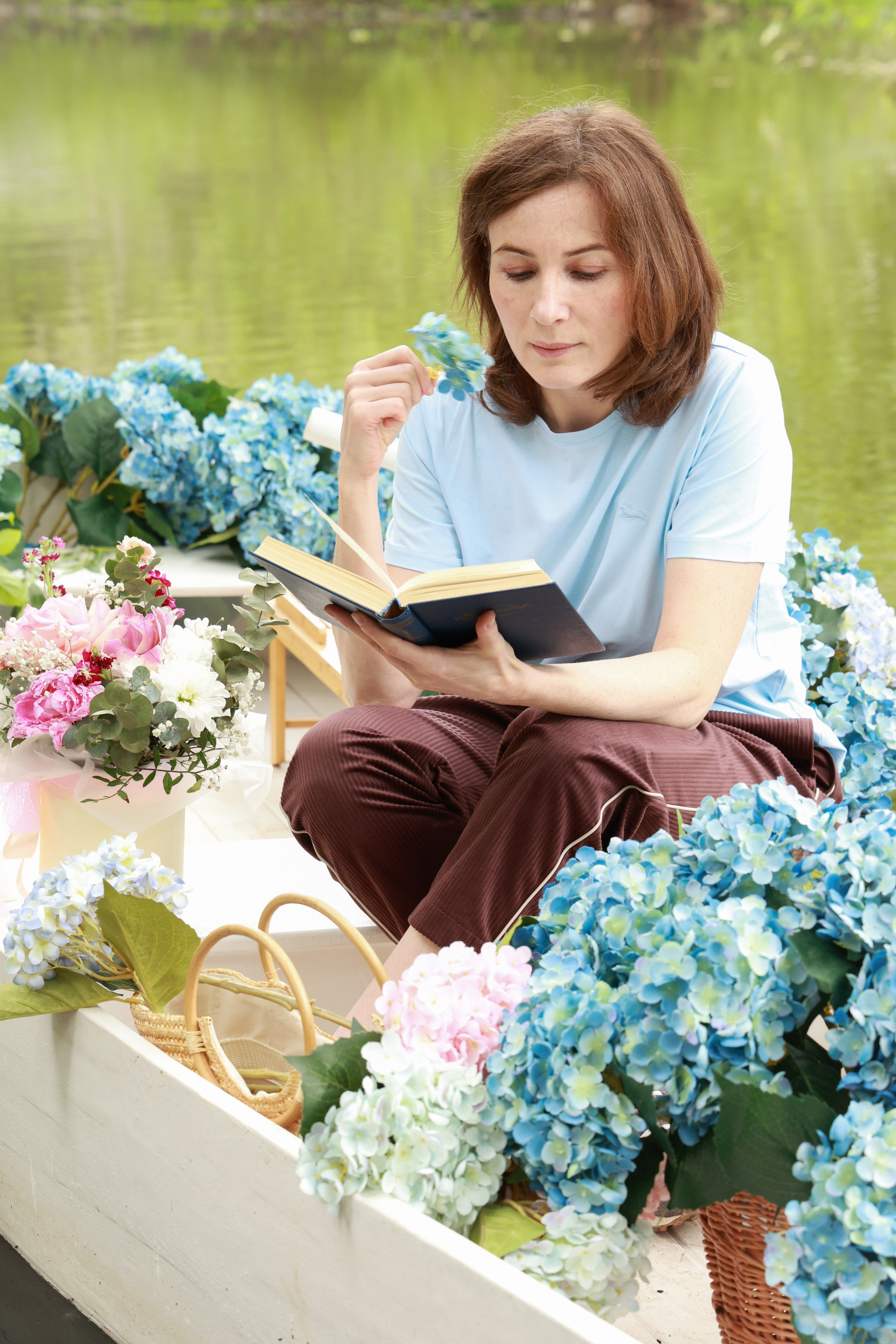 Фотосессия в лодке, лодка, озеро, платье, книга, шляпа, зонт, перчатки, весла, лето. Свадебный, семейный, женский и детский фотограф из Екатеринбурга