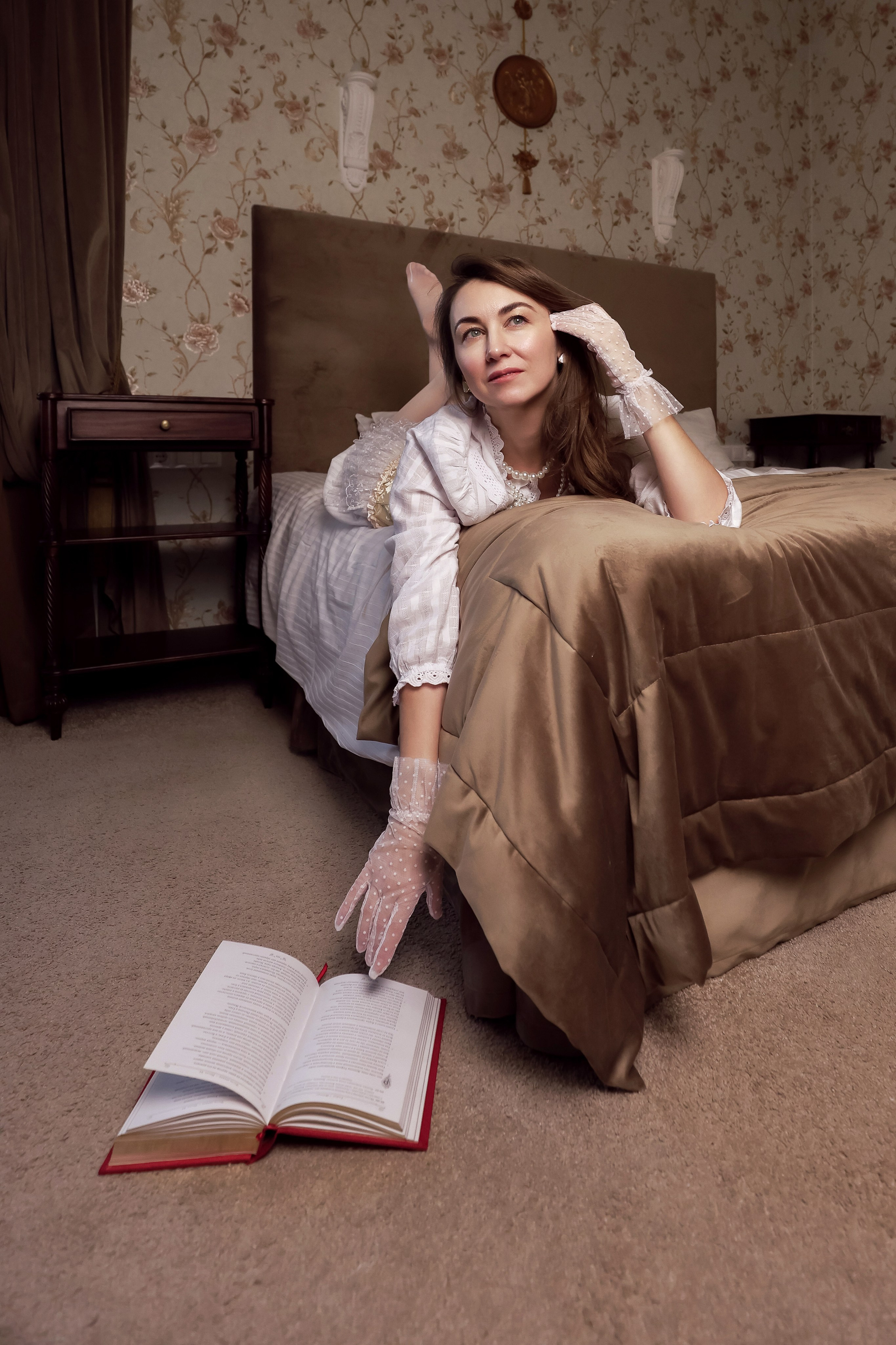 Фотосессия в номере отеля с винтажной мебелью