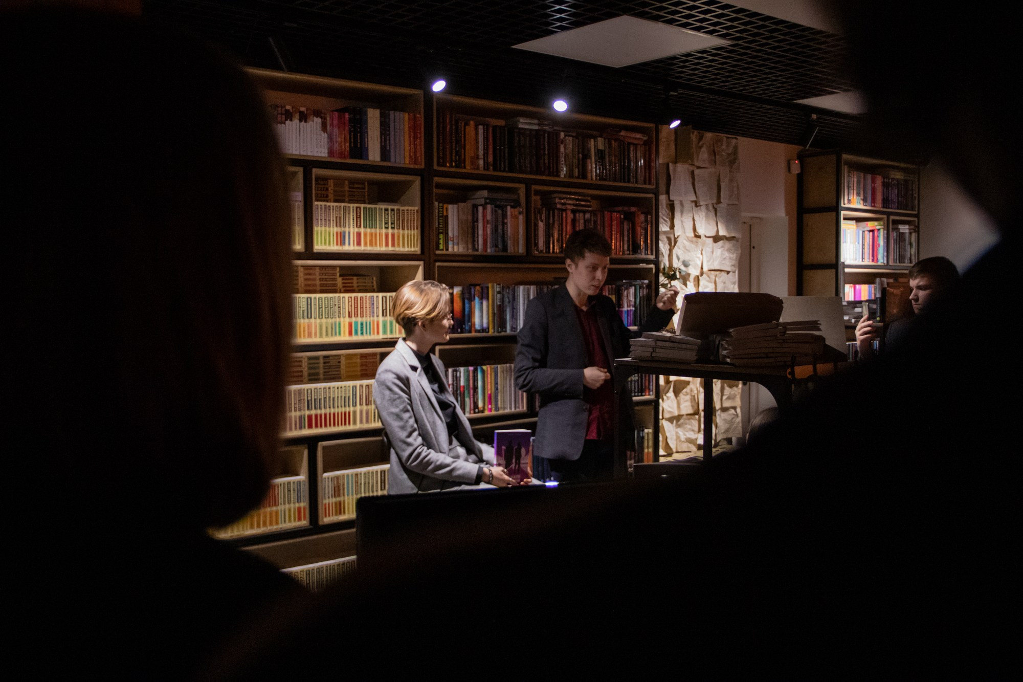 Презентация книги в кофейне «Издательство кофе». Репортажный, промышленный и маркетплейс-фотограф Дмитрий Чернат