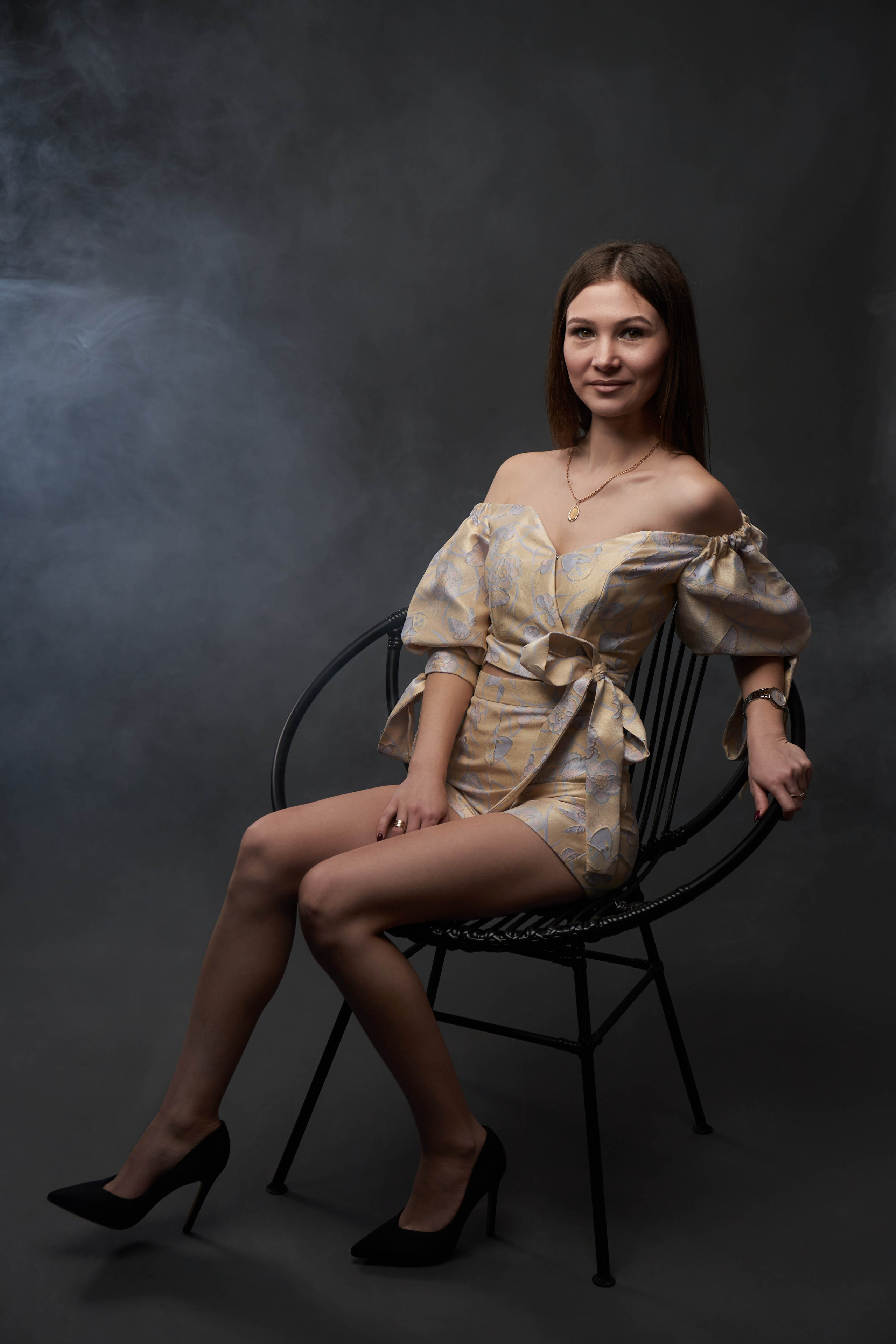 Фотосессия в Новокуйбышевске: девушка в оригинальном летнем костюме сидит на стуле