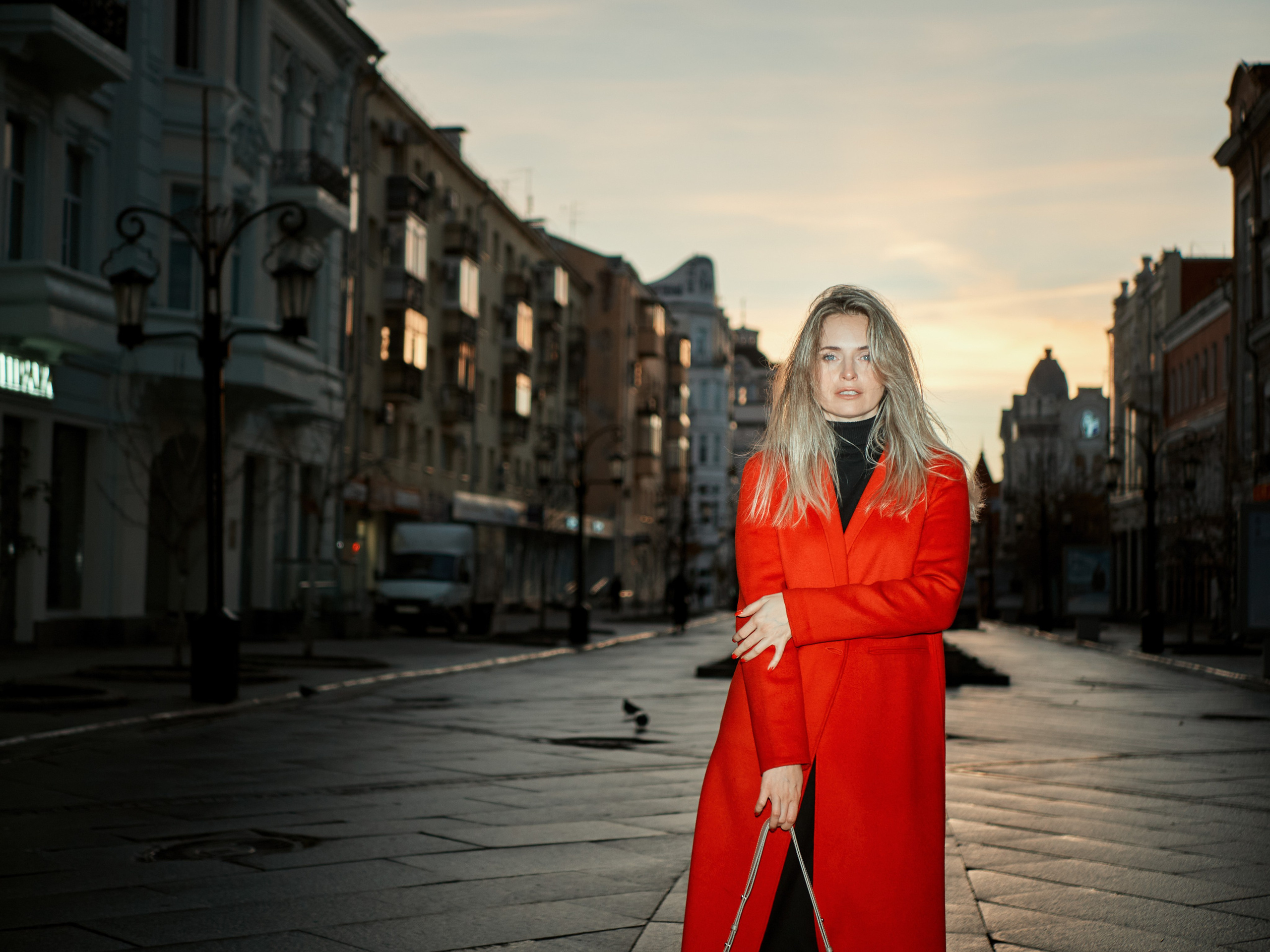 Олеся. Девушка в красном пальто, фото со вспышкой