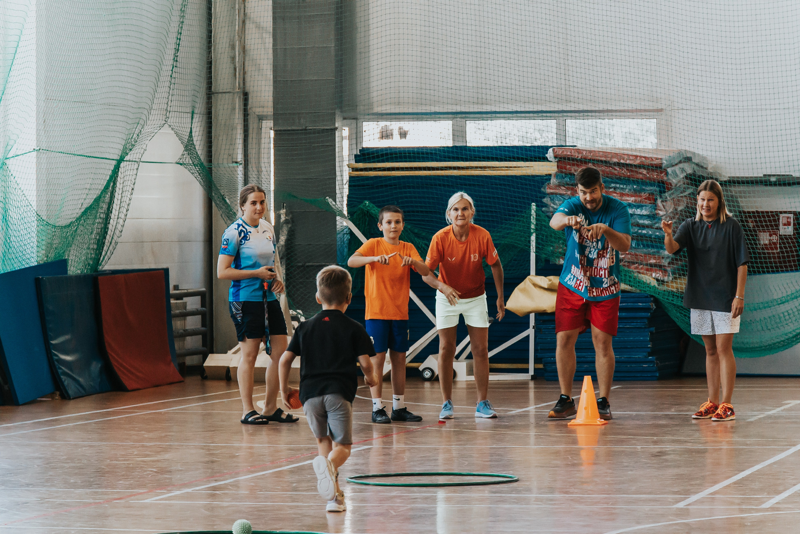 Репортажная спортивная съемка г. Королев стадион Металлист «папа, мама, я — спортивная семья». Юлия Егорова | Свадебный фотограф, семейный фотограф Москва, МО • Портреты • репортажи • день рождения • Love Story • дети